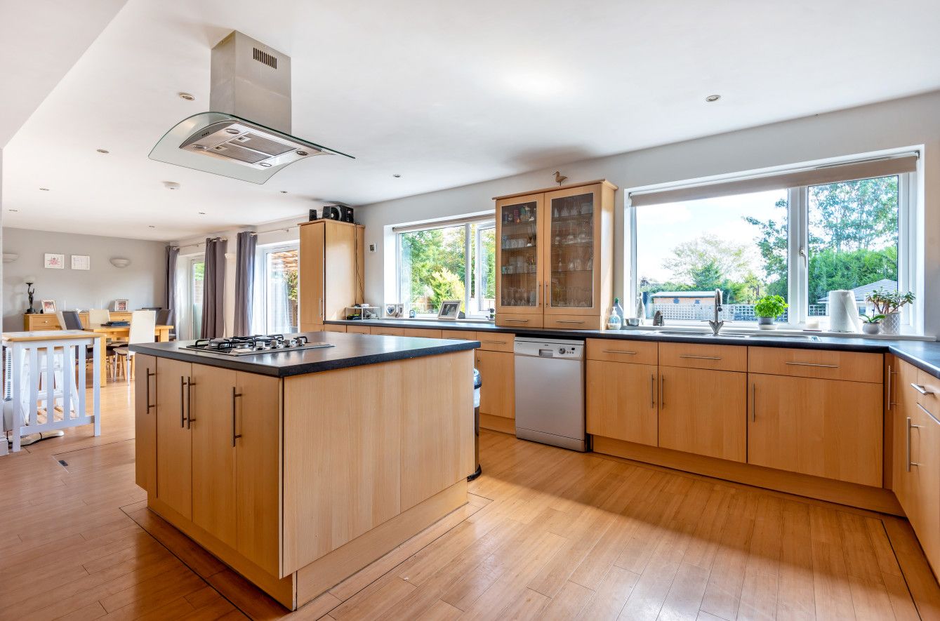 4 bedroom semi-detached house For Sale in Sevenoaks - Property photograph