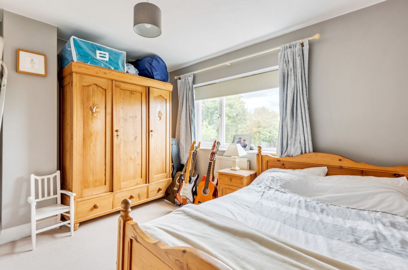 4 bedroom semi-detached house For Sale in Sevenoaks - Photograph 7