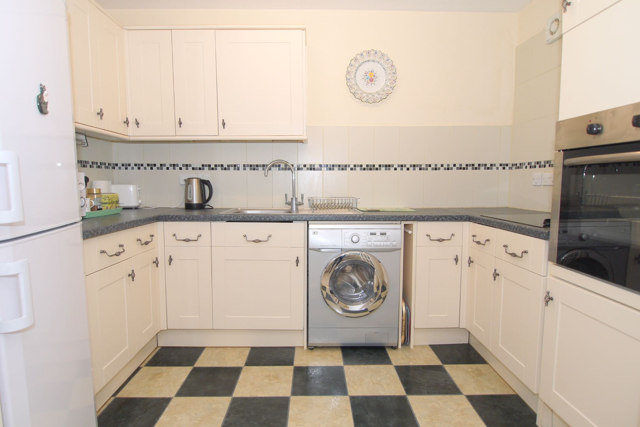 1 bedroom ground floor Sold in Sevenoaks - Photograph 4