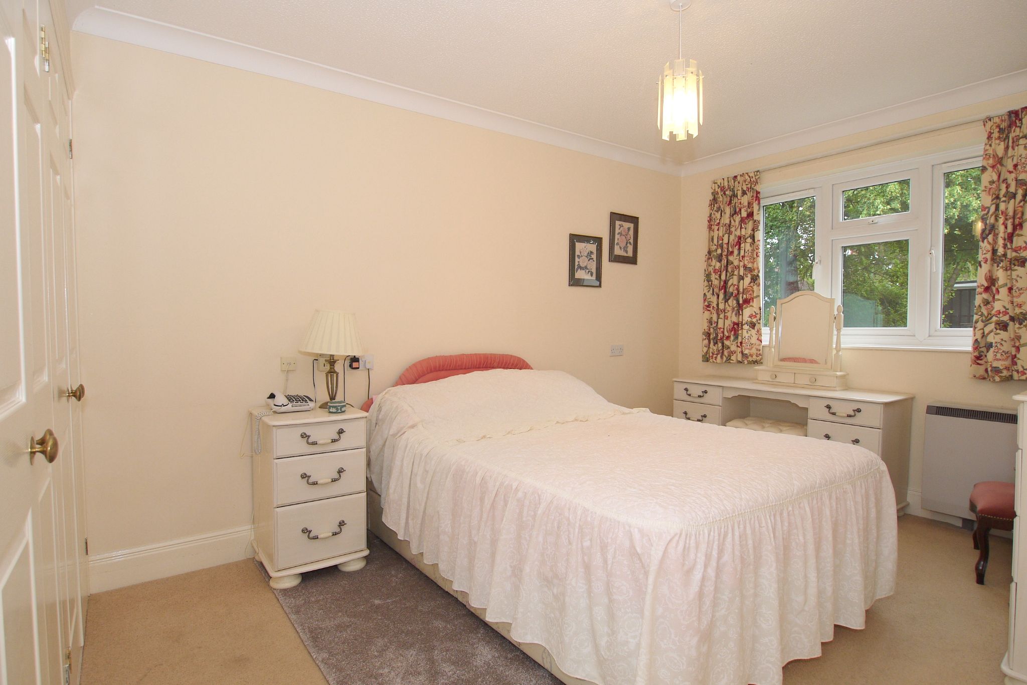 1 bedroom ground floor Sold in Sevenoaks - Photograph 6