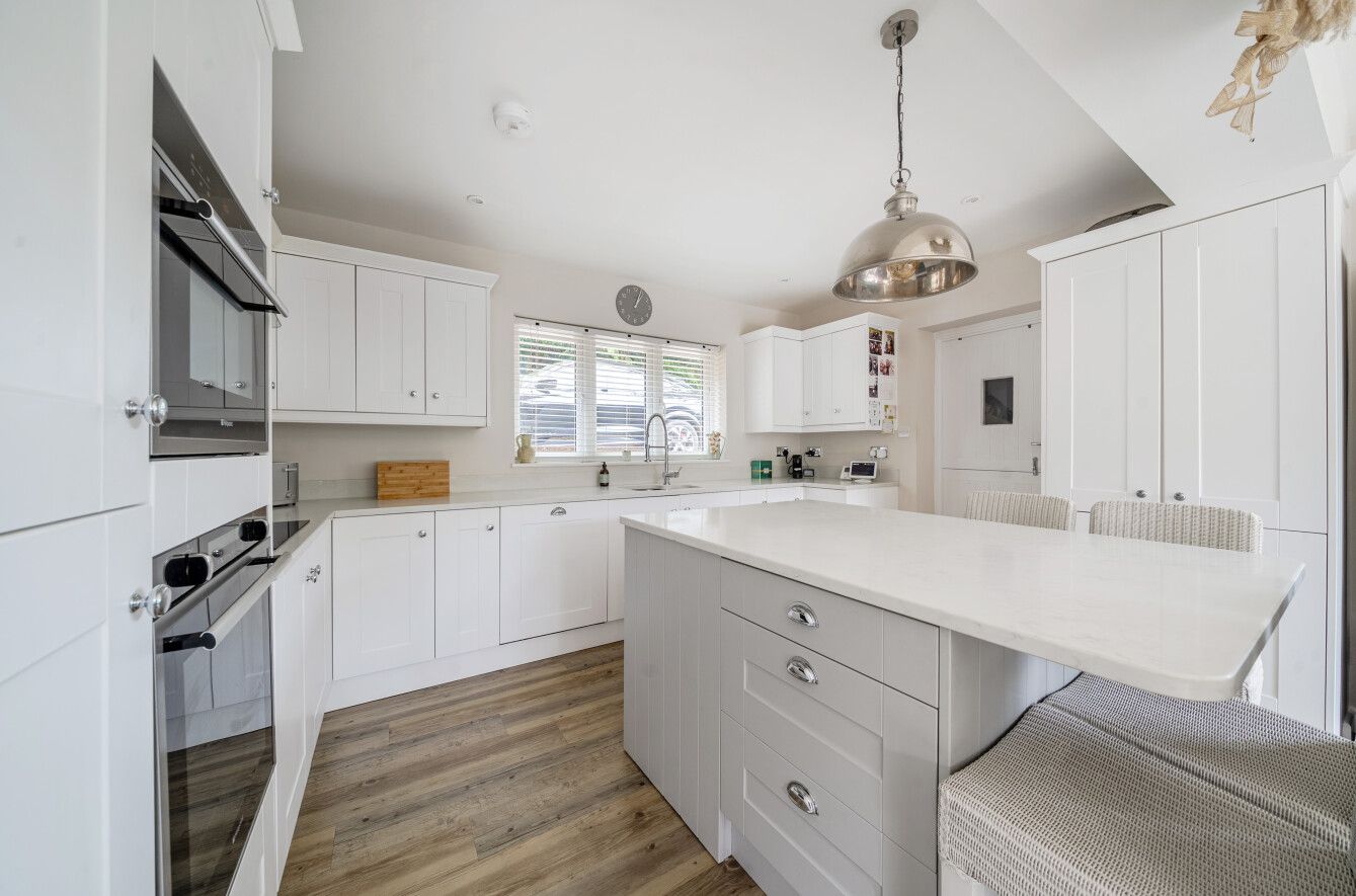3 bedroom detached bungalow For Sale in Kemsing - Photograph 8