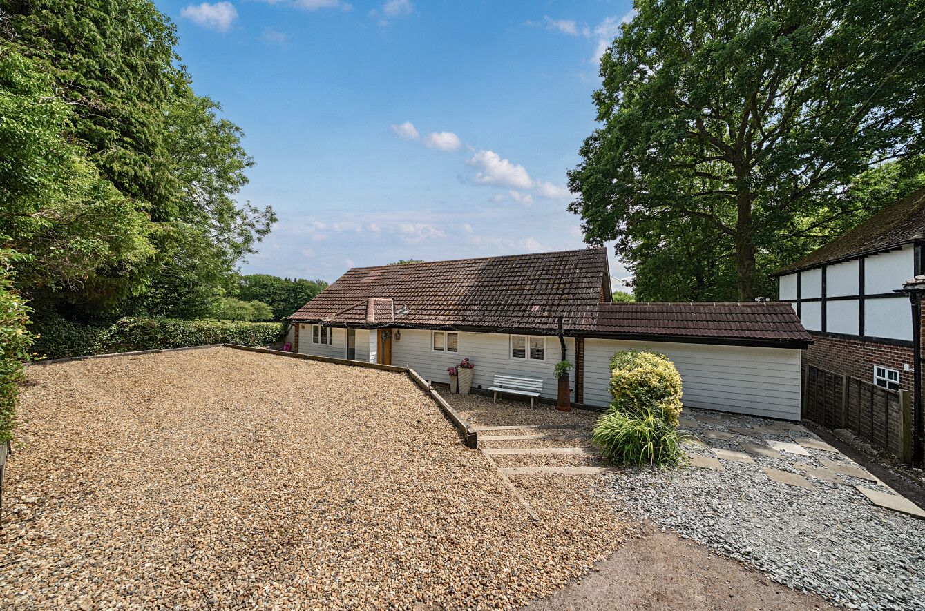 3 bedroom detached bungalow For Sale in Kemsing - Photograph 2