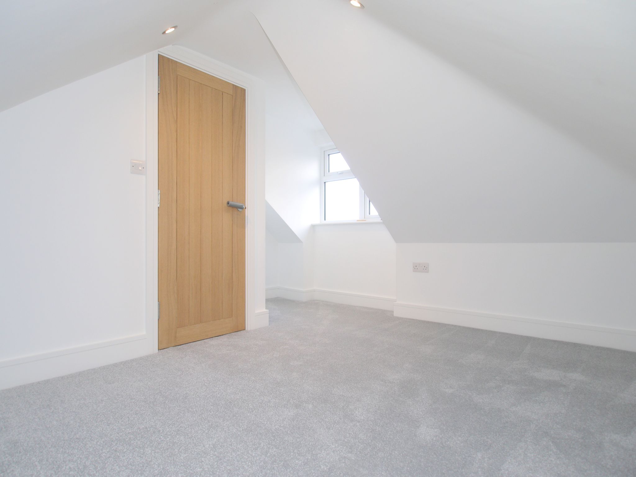 2 bedroom end terraced house Sold in Sevenoaks - Photograph 9