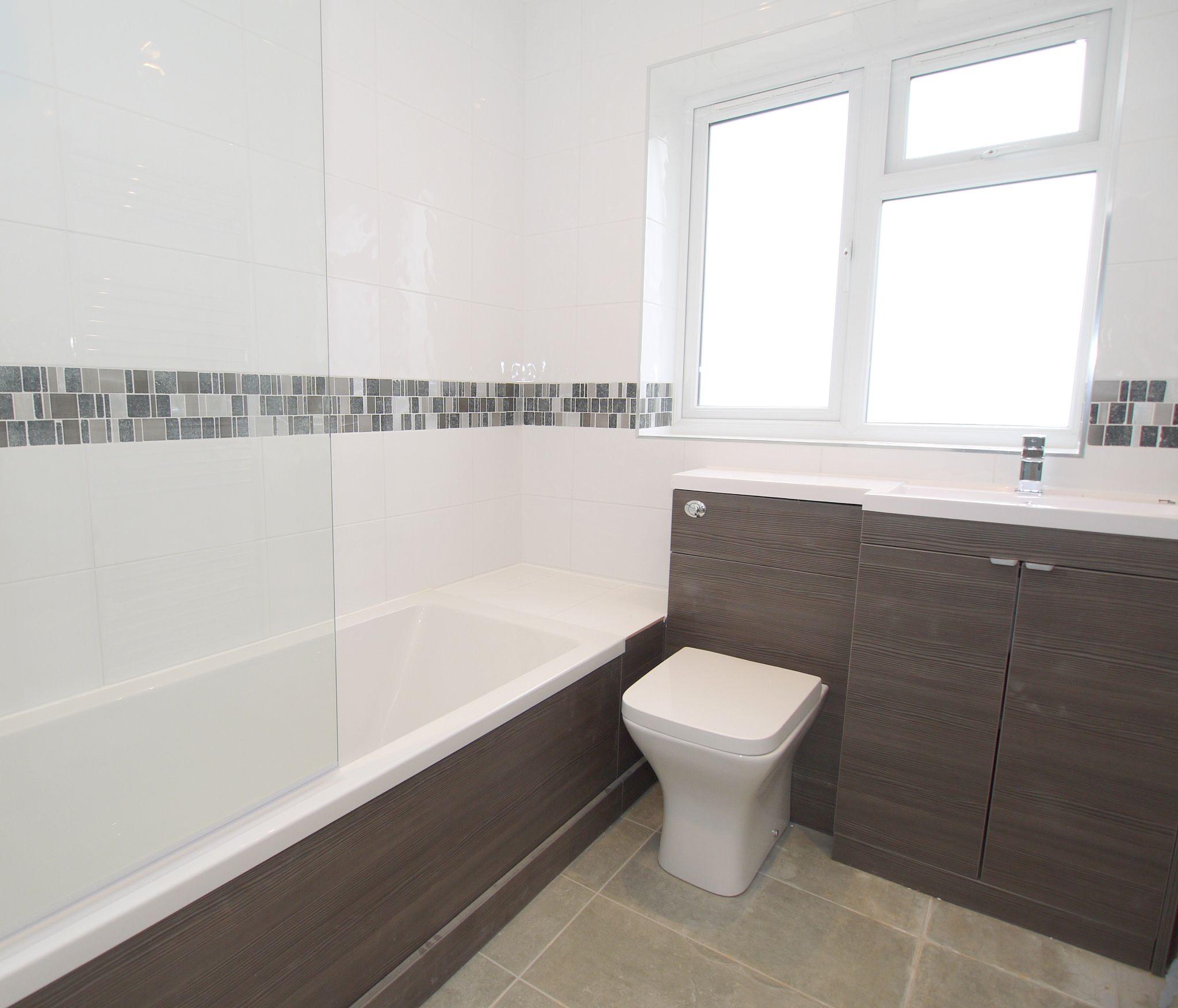 2 bedroom end terraced house Sold in Sevenoaks - Photograph 10
