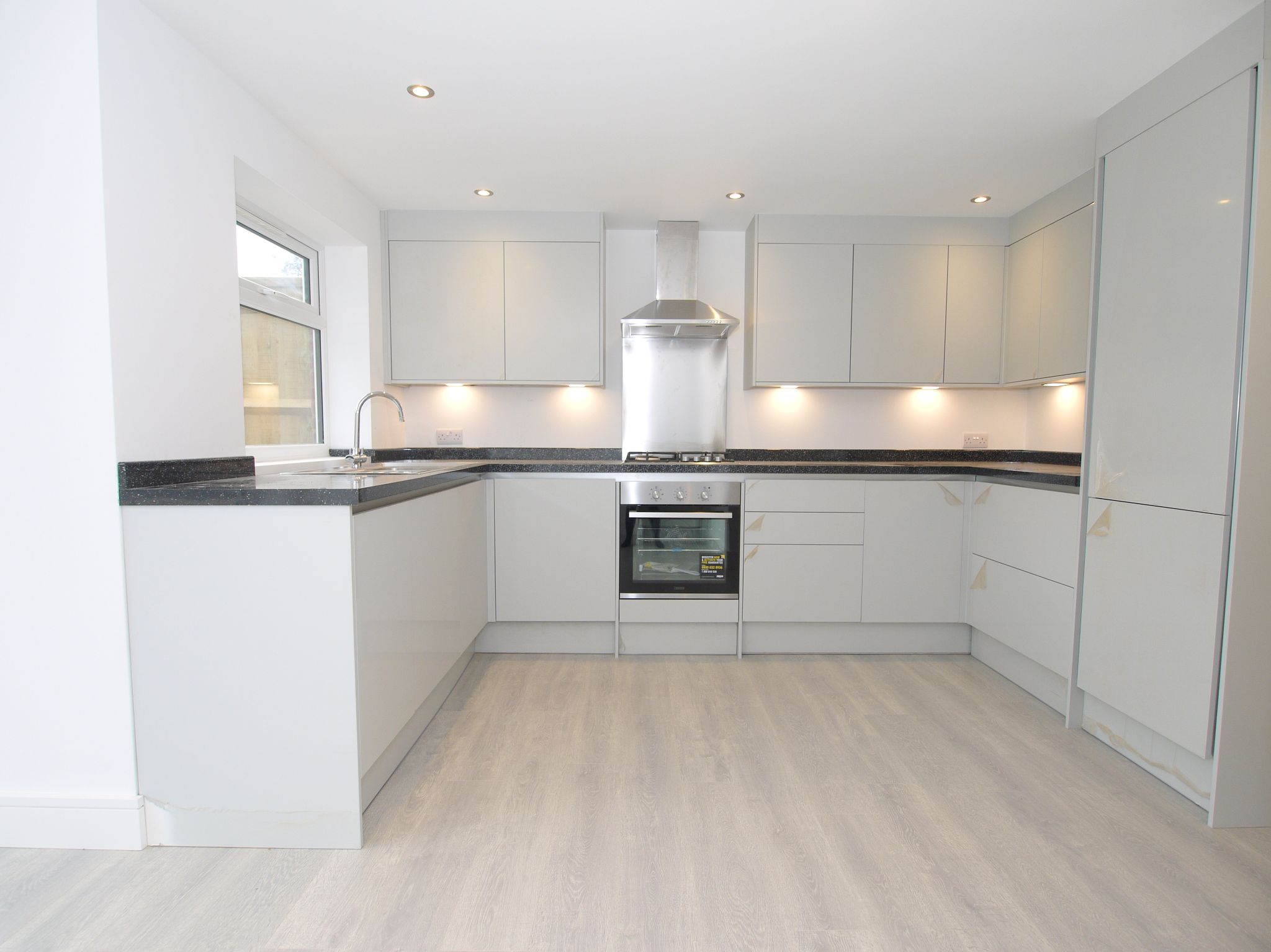 2 bedroom end terraced house Sold in Sevenoaks - Photograph 3
