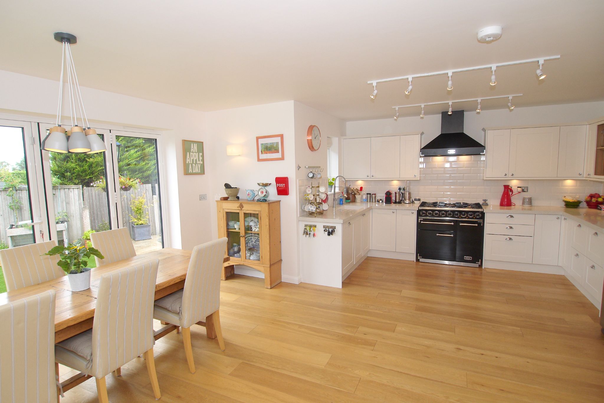 3 bedroom detached house Sold in Sevenoaks - Photograph 2