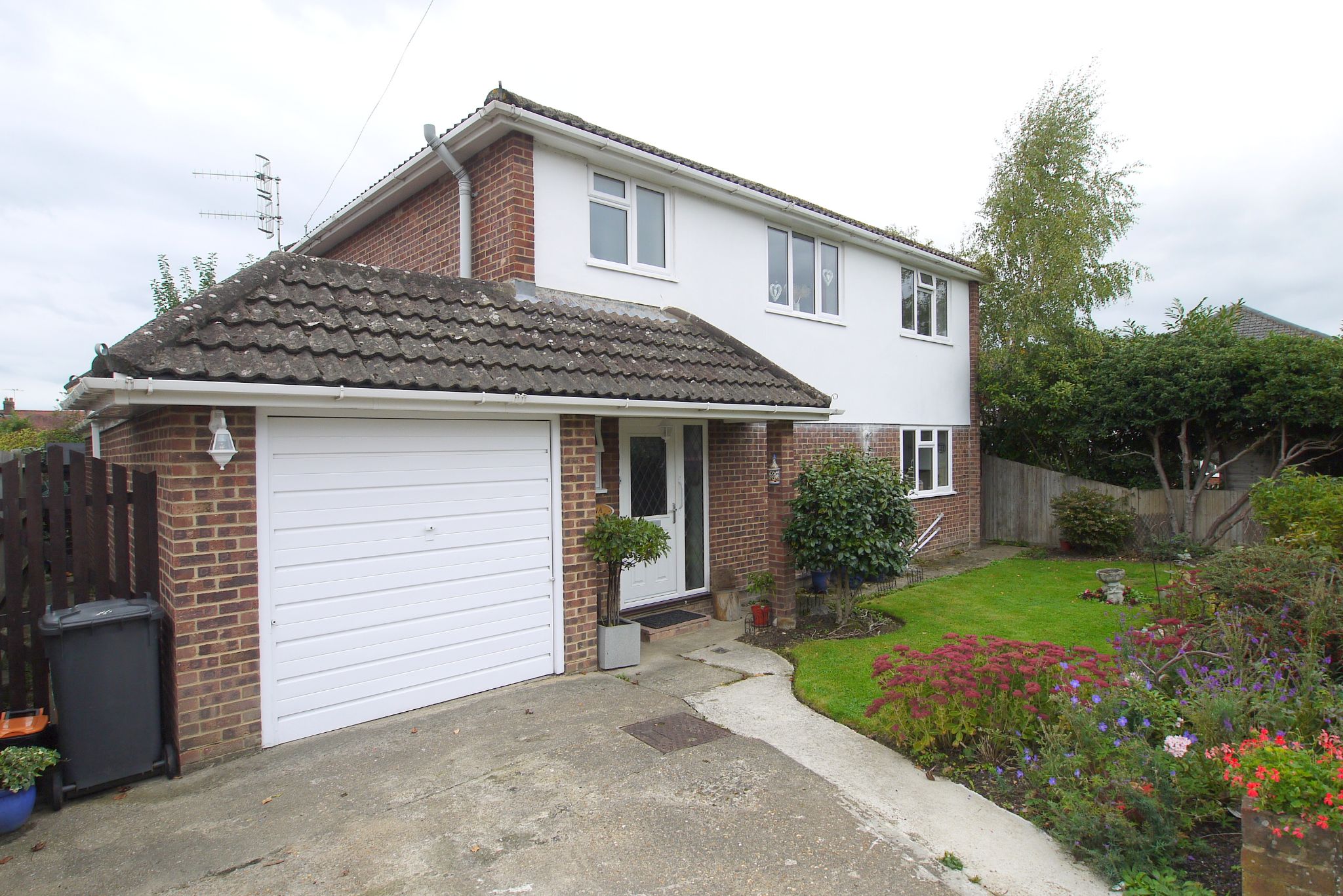 4 bedroom detached house Sold in Tonbridge - Photograph 1