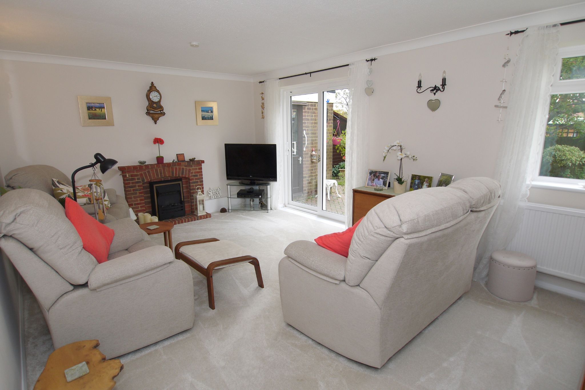 4 bedroom detached house Sold in Tonbridge - Photograph 2