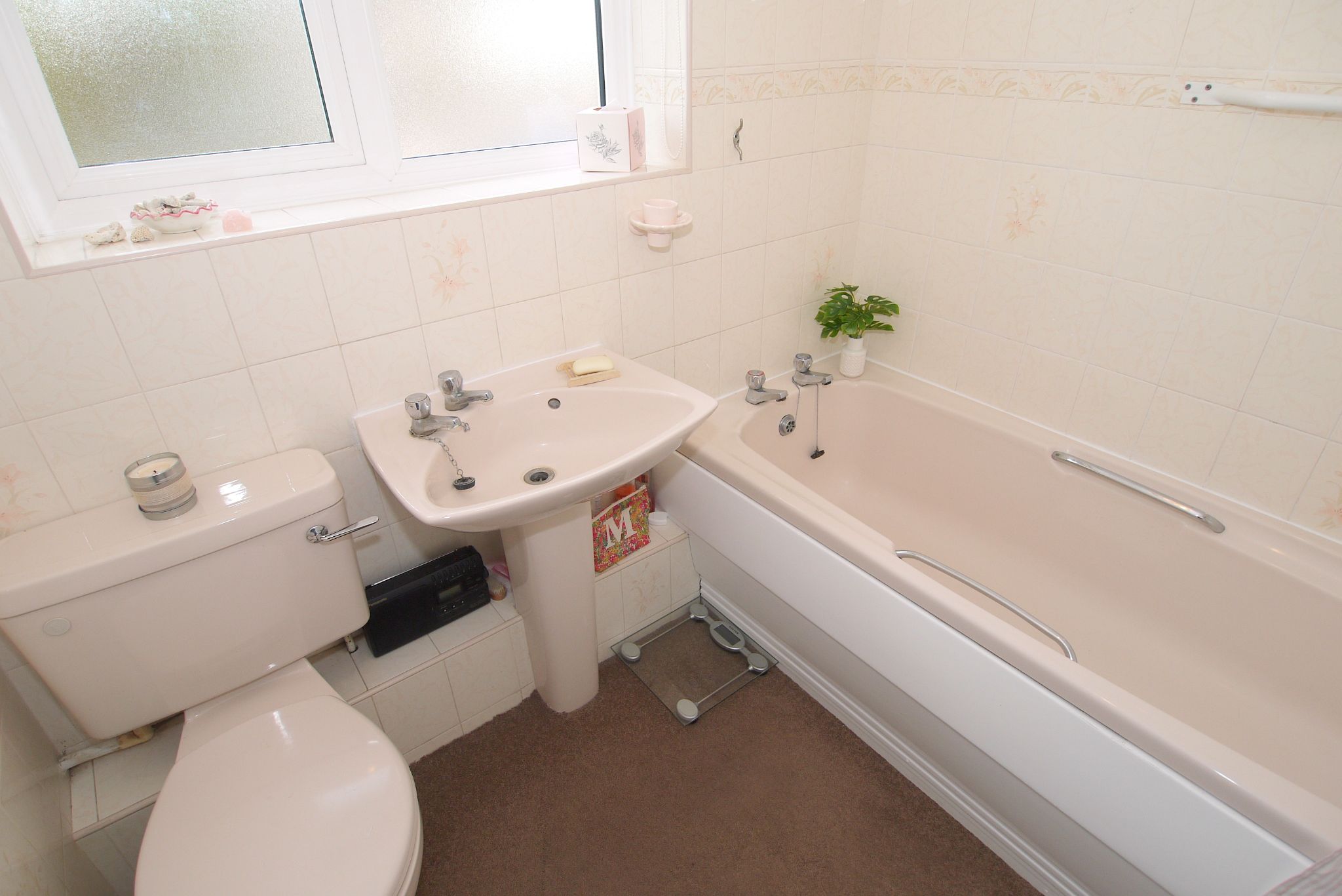 4 bedroom detached house Sold in Tonbridge - Photograph 9