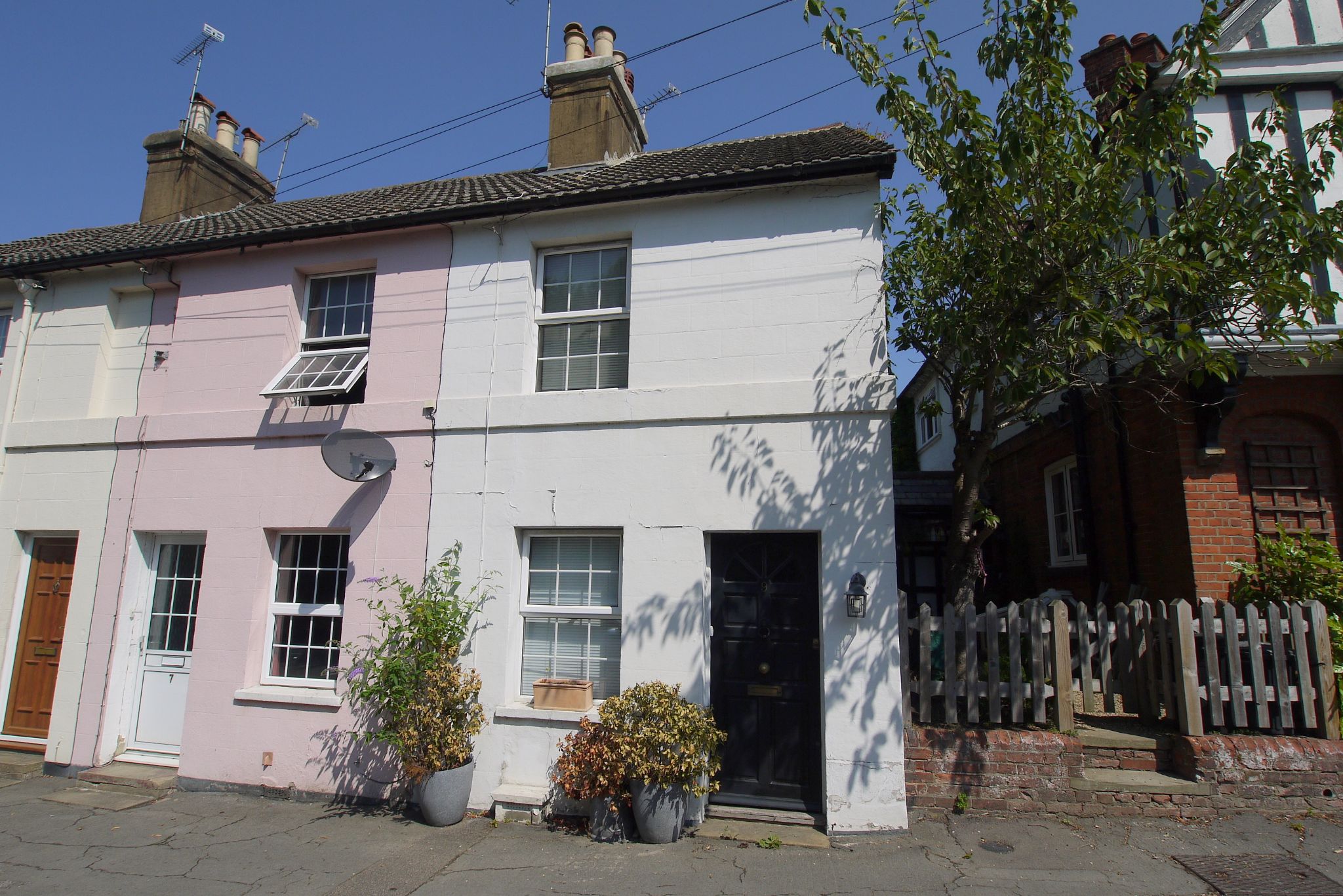2 bedroom end terraced house Sold in Sevenoaks - Photograph 1
