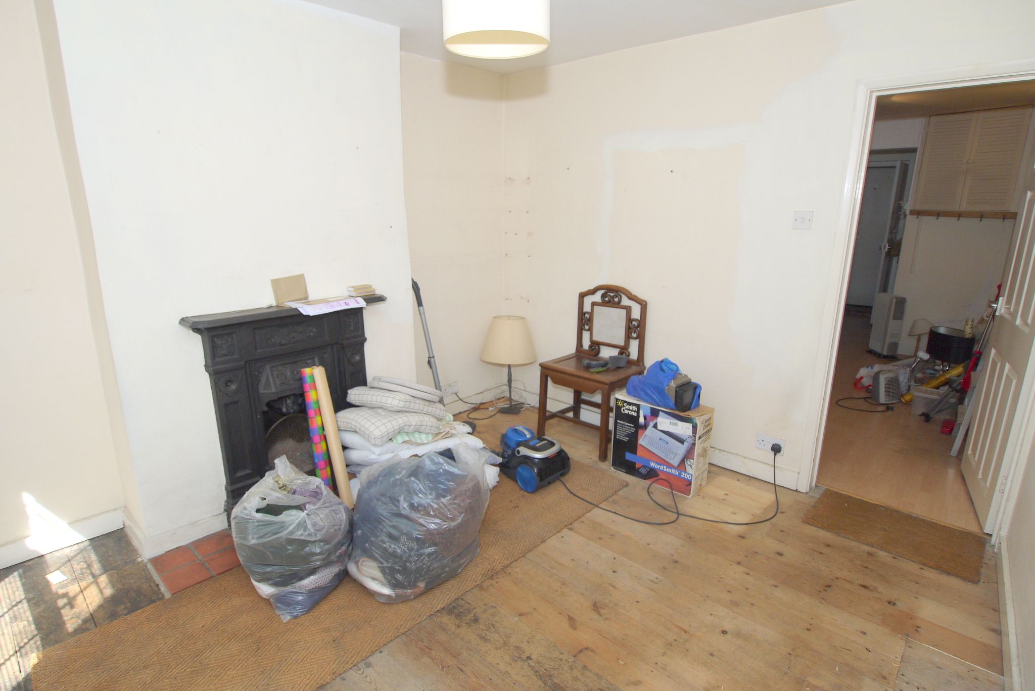 2 bedroom end terraced house Sold in Sevenoaks - Photograph 3
