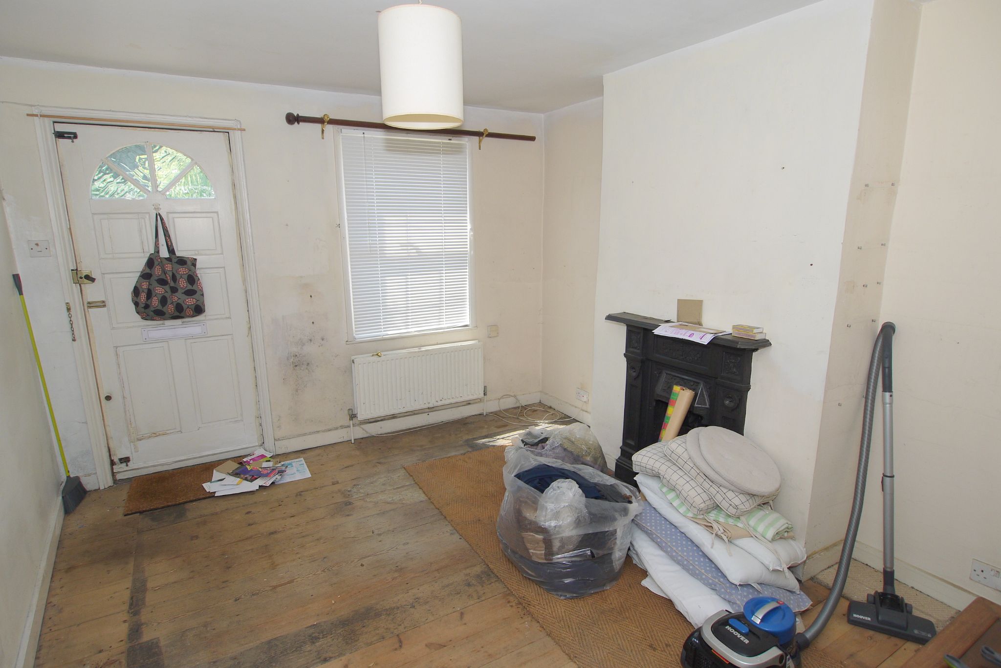 2 bedroom end terraced house Sold in Sevenoaks - Photograph 2