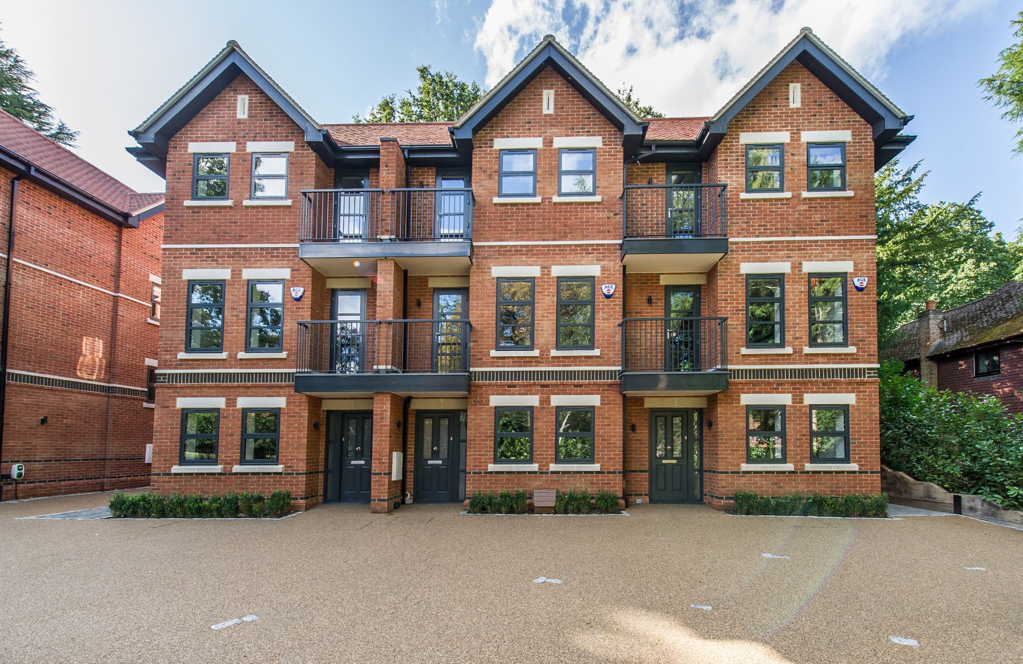 3 bedroom town house Sold in Sevenoaks - Photograph 1