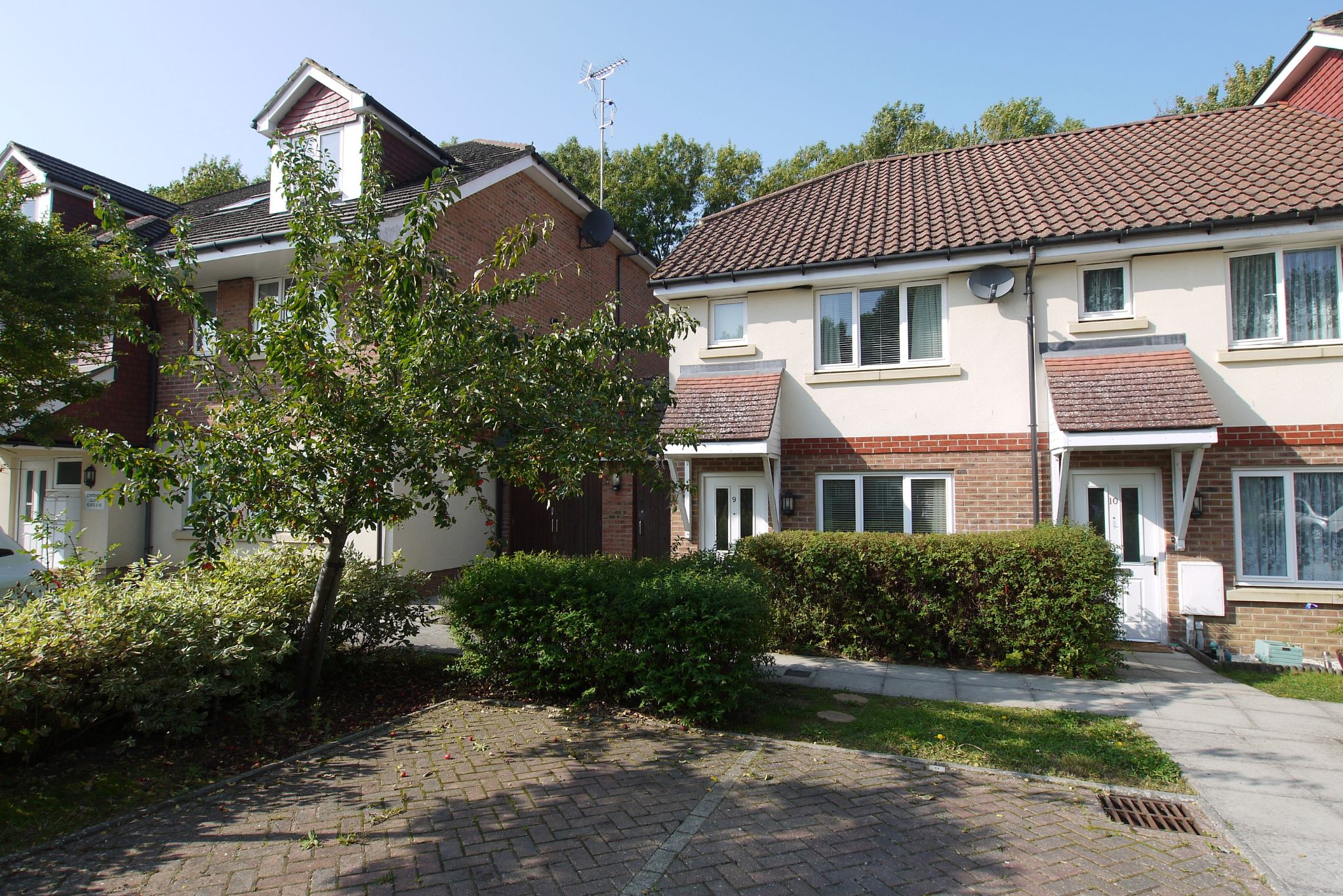 2 bedroom end terraced house Sold in Sevenoaks - Photograph 1