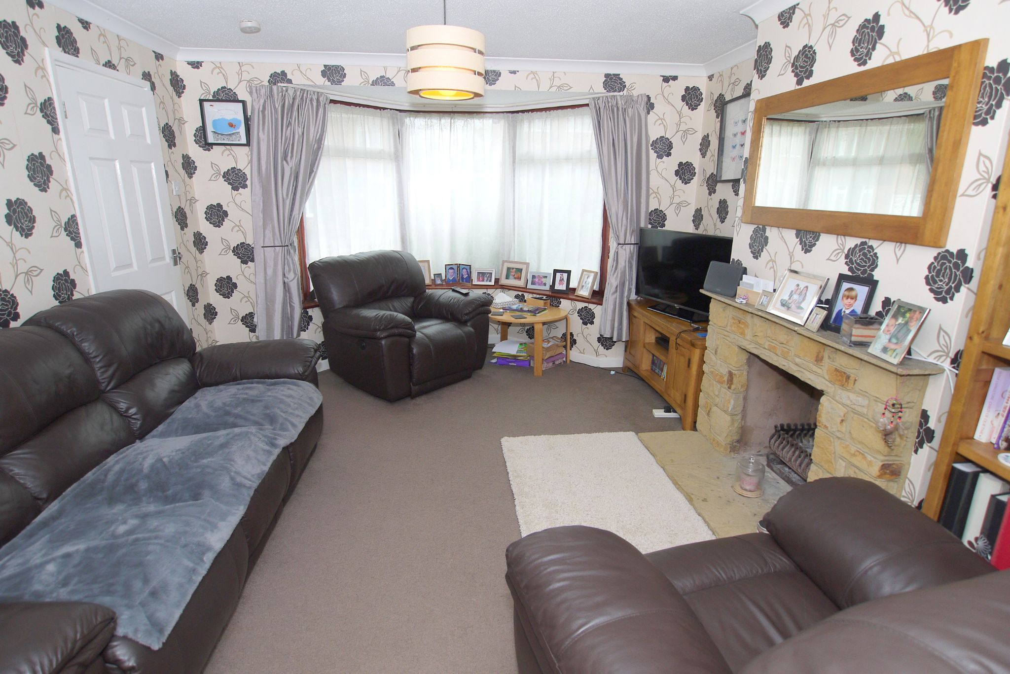 3 bedroom semi-detached house Sold in Sevenoaks - Photograph 2