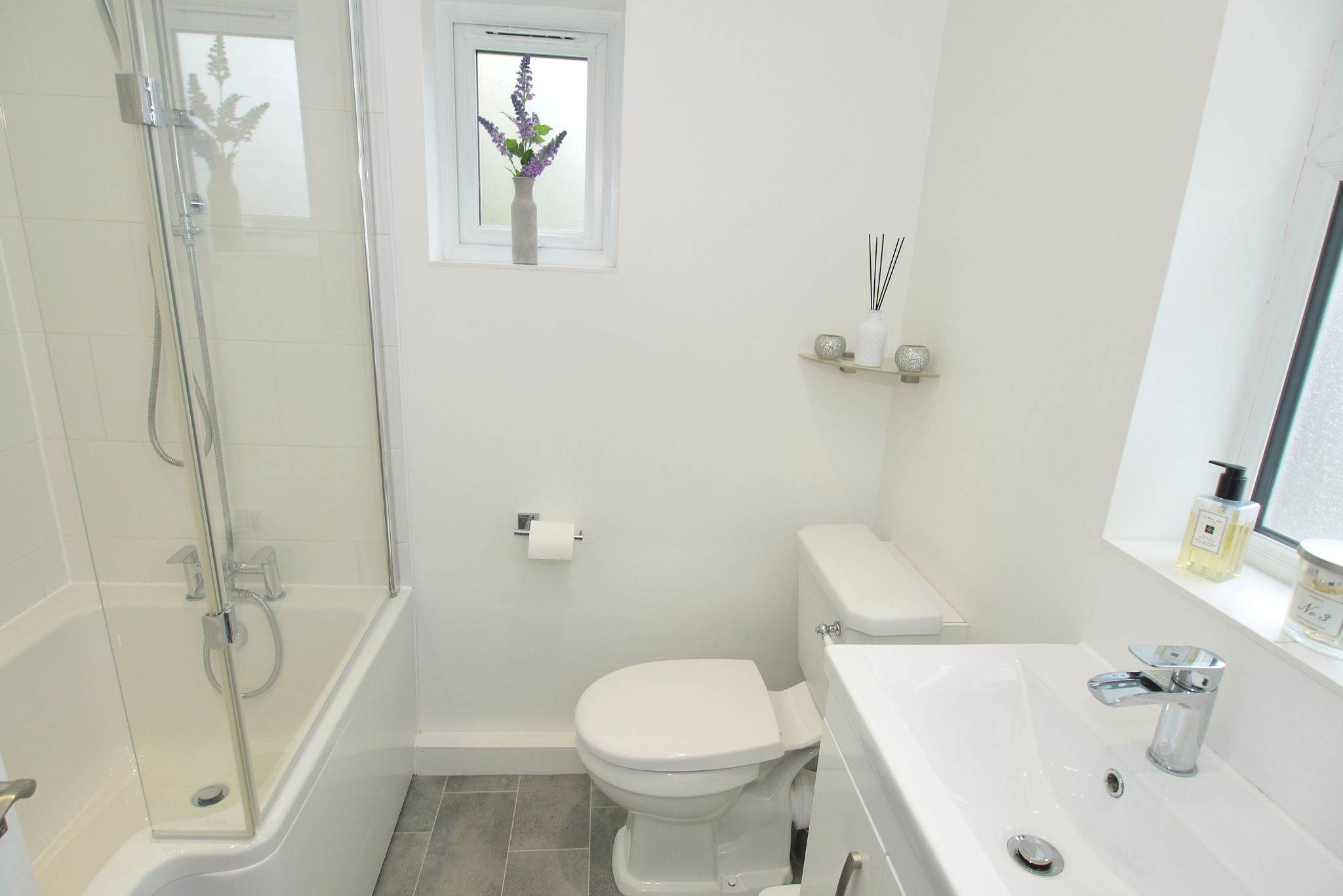 2 bedroom mid terraced house Sold in Sevenoaks - Photograph 10
