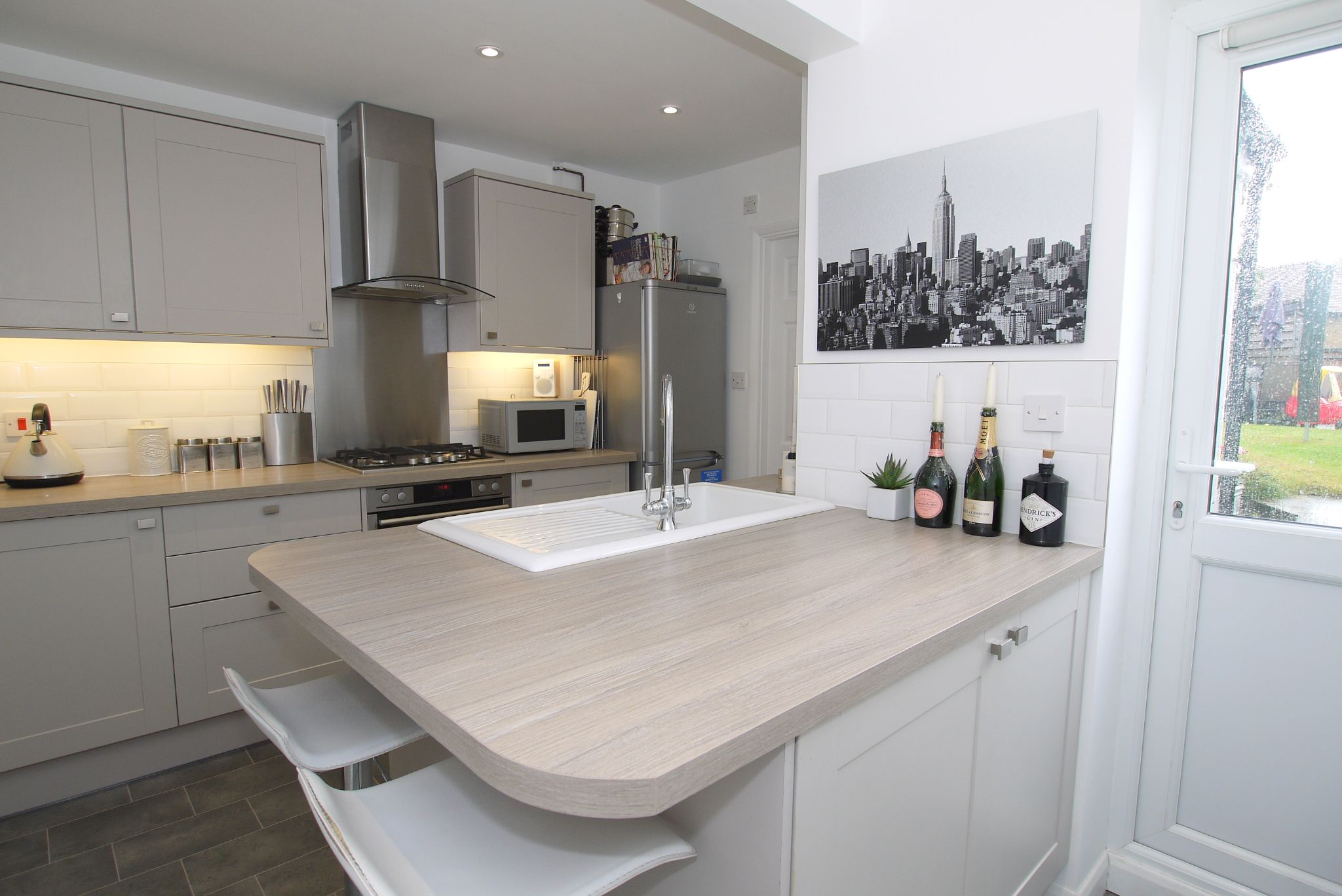 2 bedroom mid terraced house Sold in Sevenoaks - Photograph 5