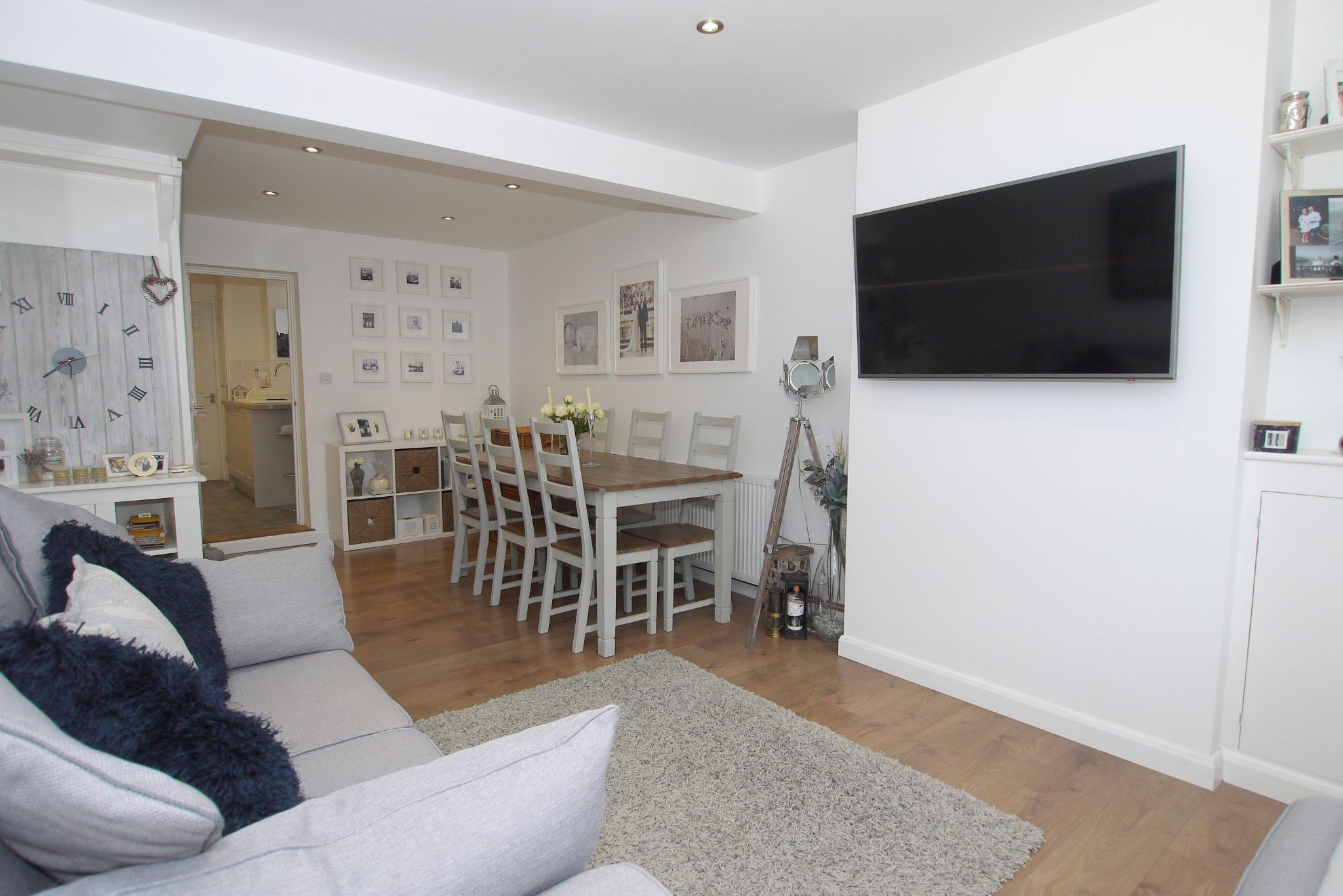 2 bedroom mid terraced house Sold in Sevenoaks - Photograph 2