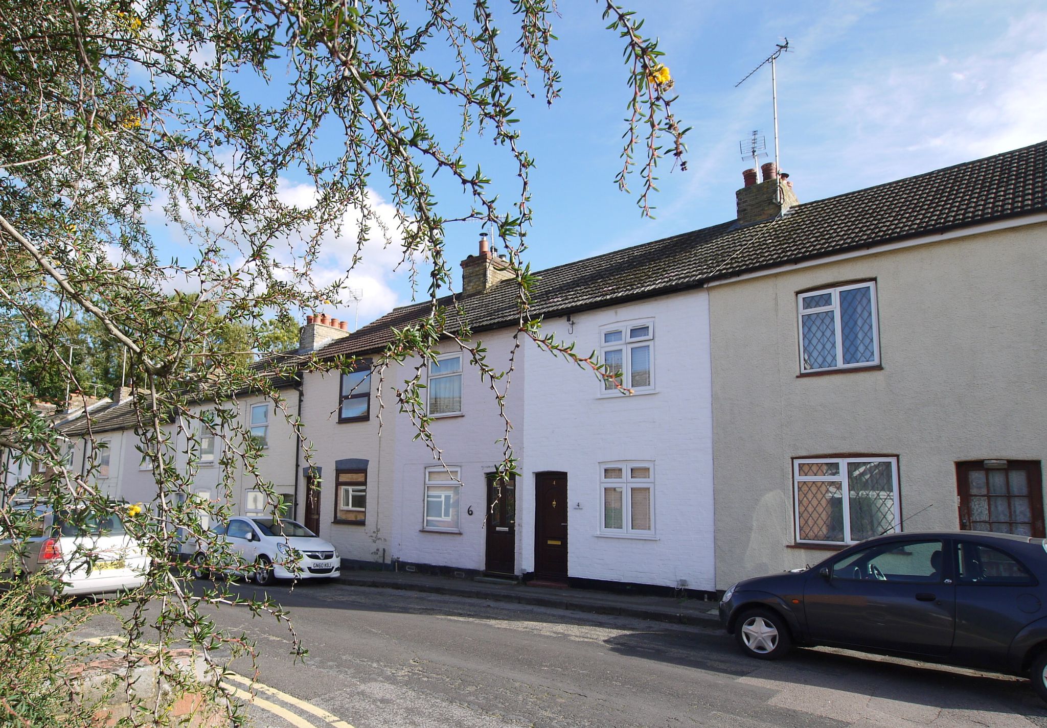 2 bedroom mid terraced house Sold in Sevenoaks - Photograph 1