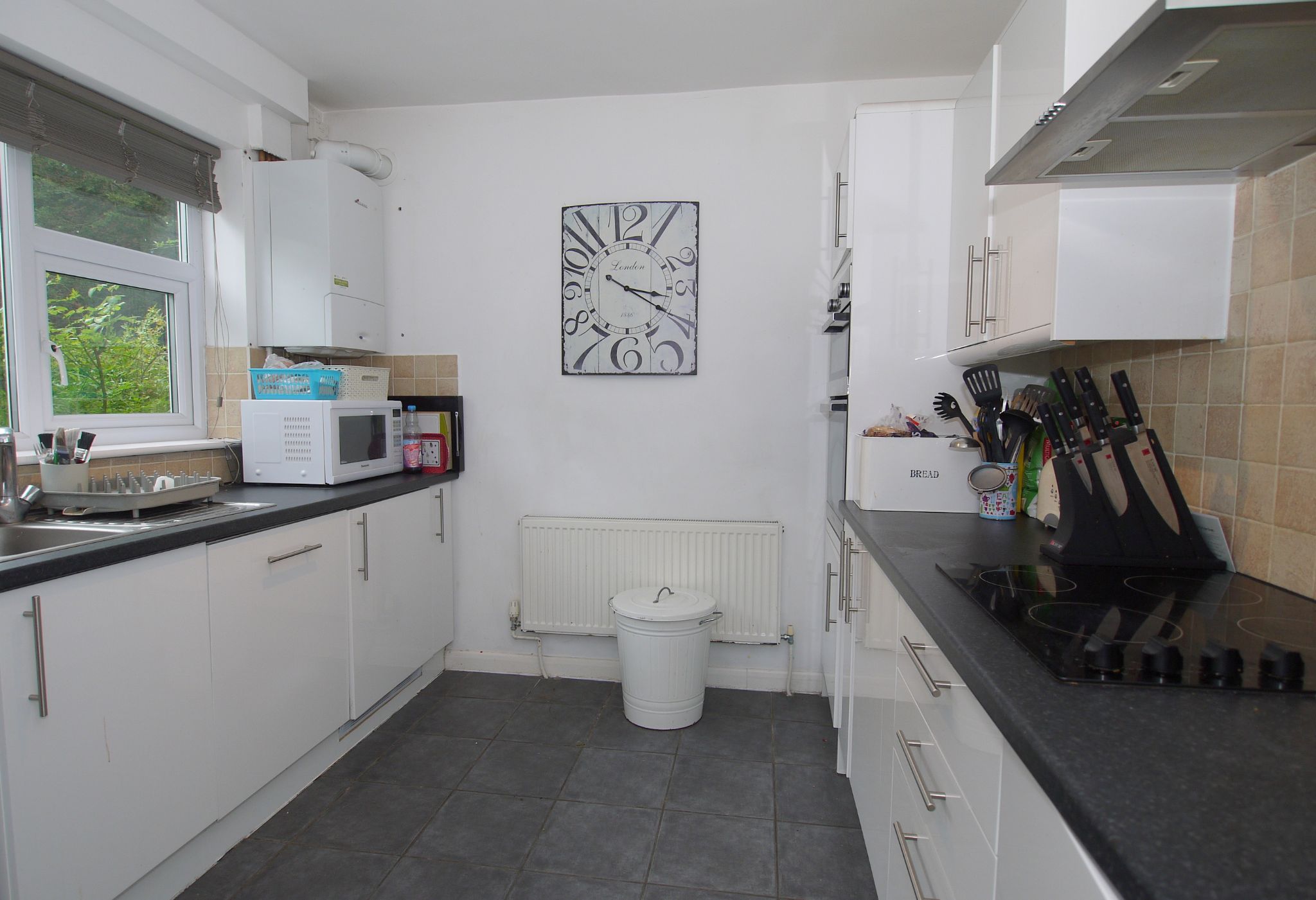 3 bedroom apartment Sold in Sevenoaks - Photograph 4