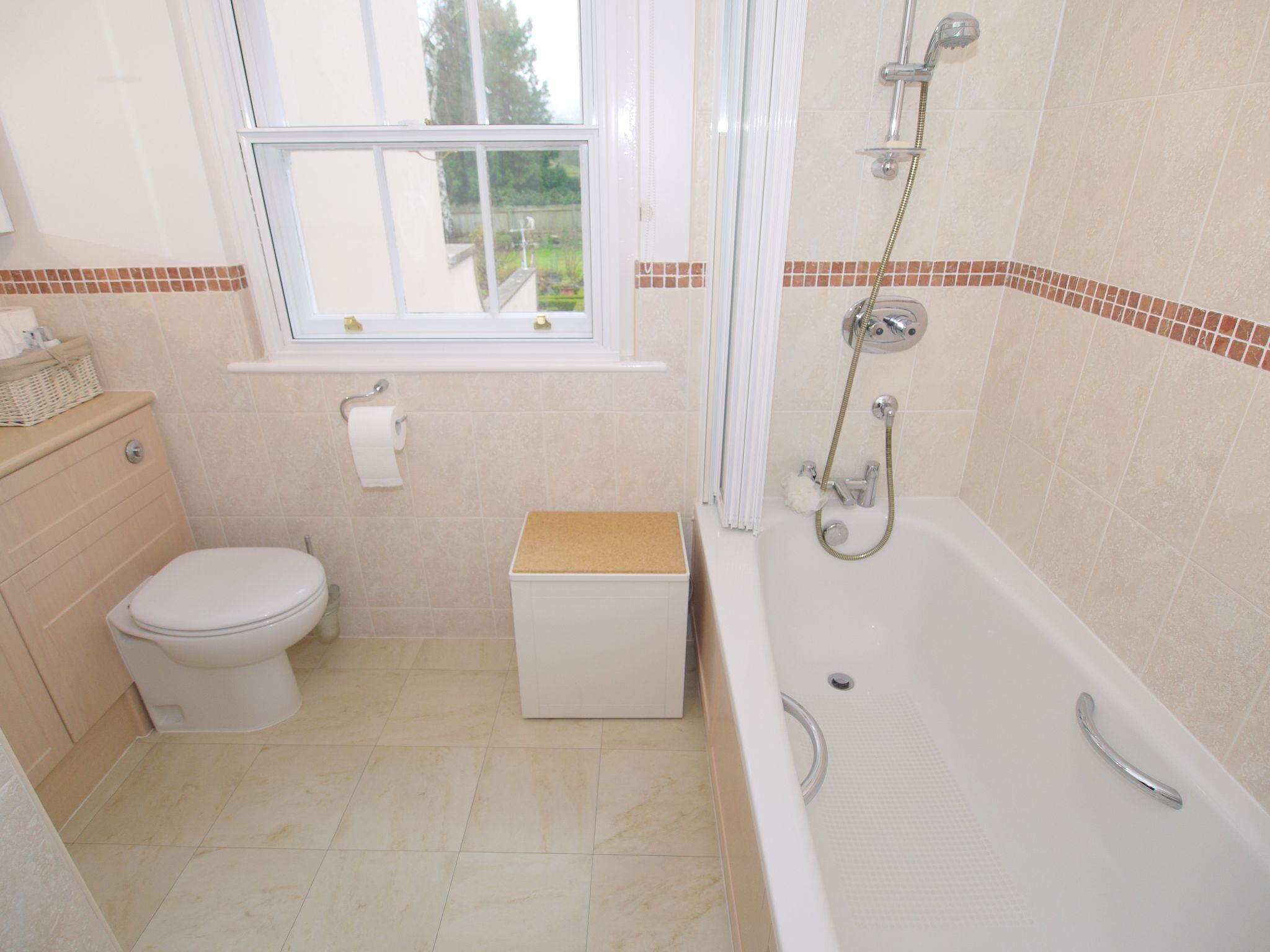 5 bedroom semi-detached house Sold in Sundridge - Photograph 14