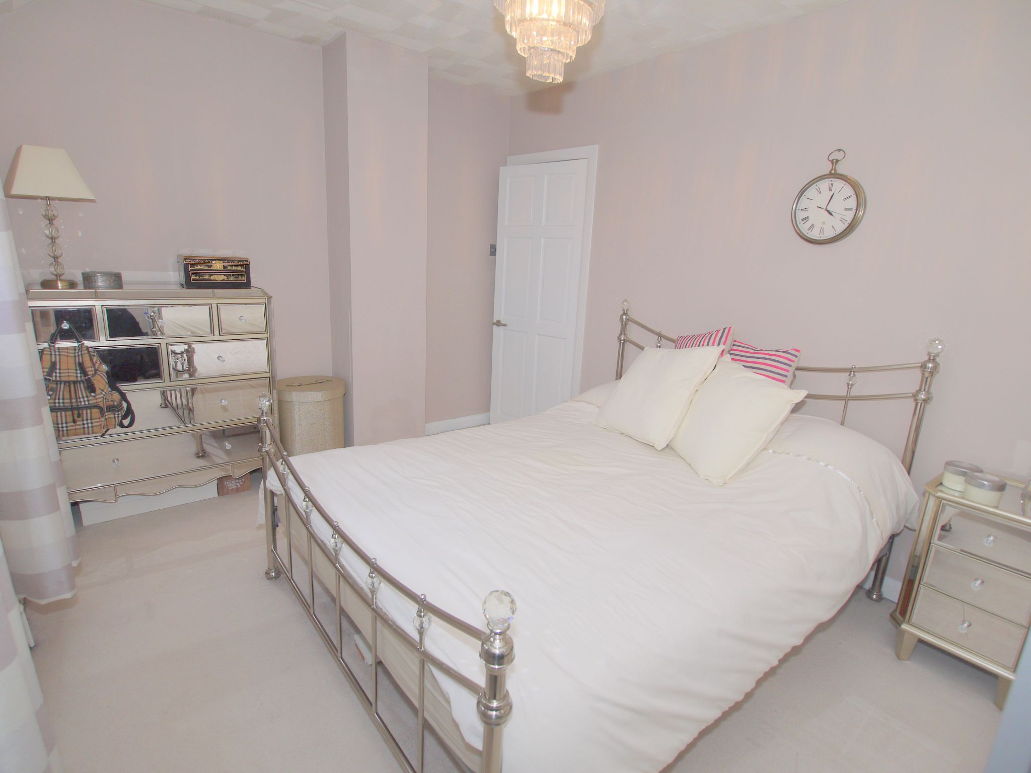 2 bedroom mid terraced house Sold in Sevenoaks - Photograph 8