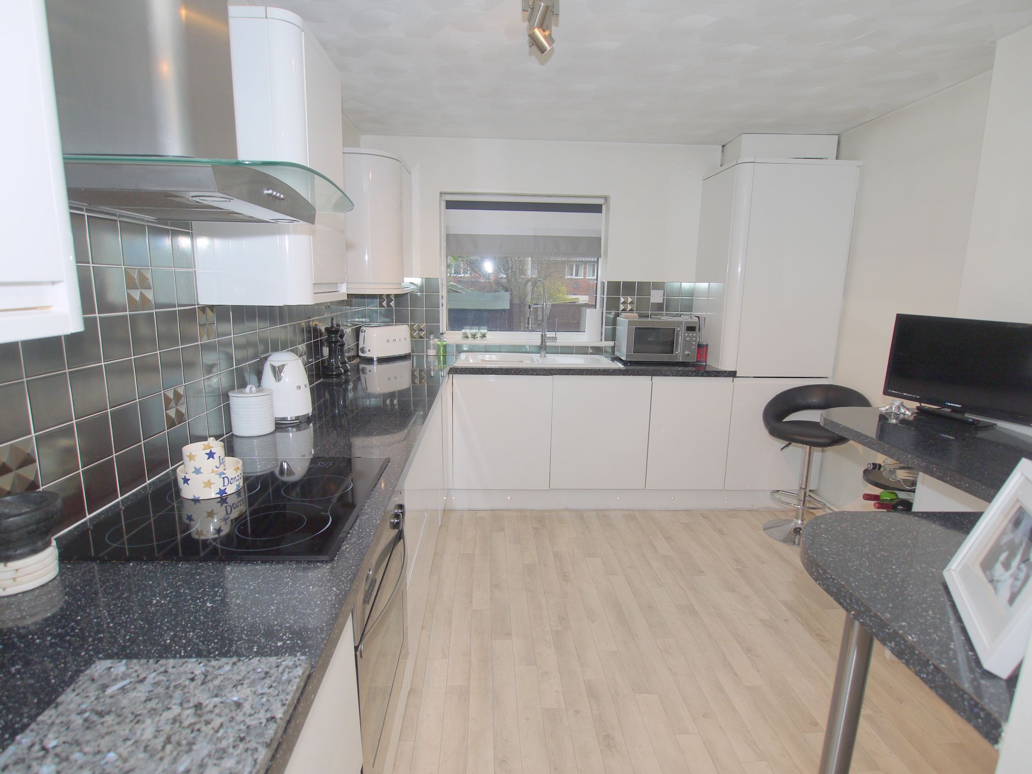 2 bedroom mid terraced house Sold in Sevenoaks - Photograph 6