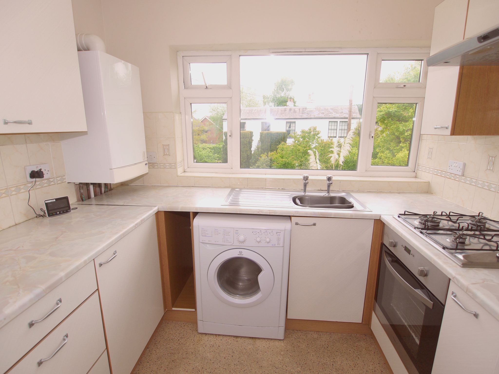 2 bedroom apartment Sold in Sevenoaks - Photograph 2
