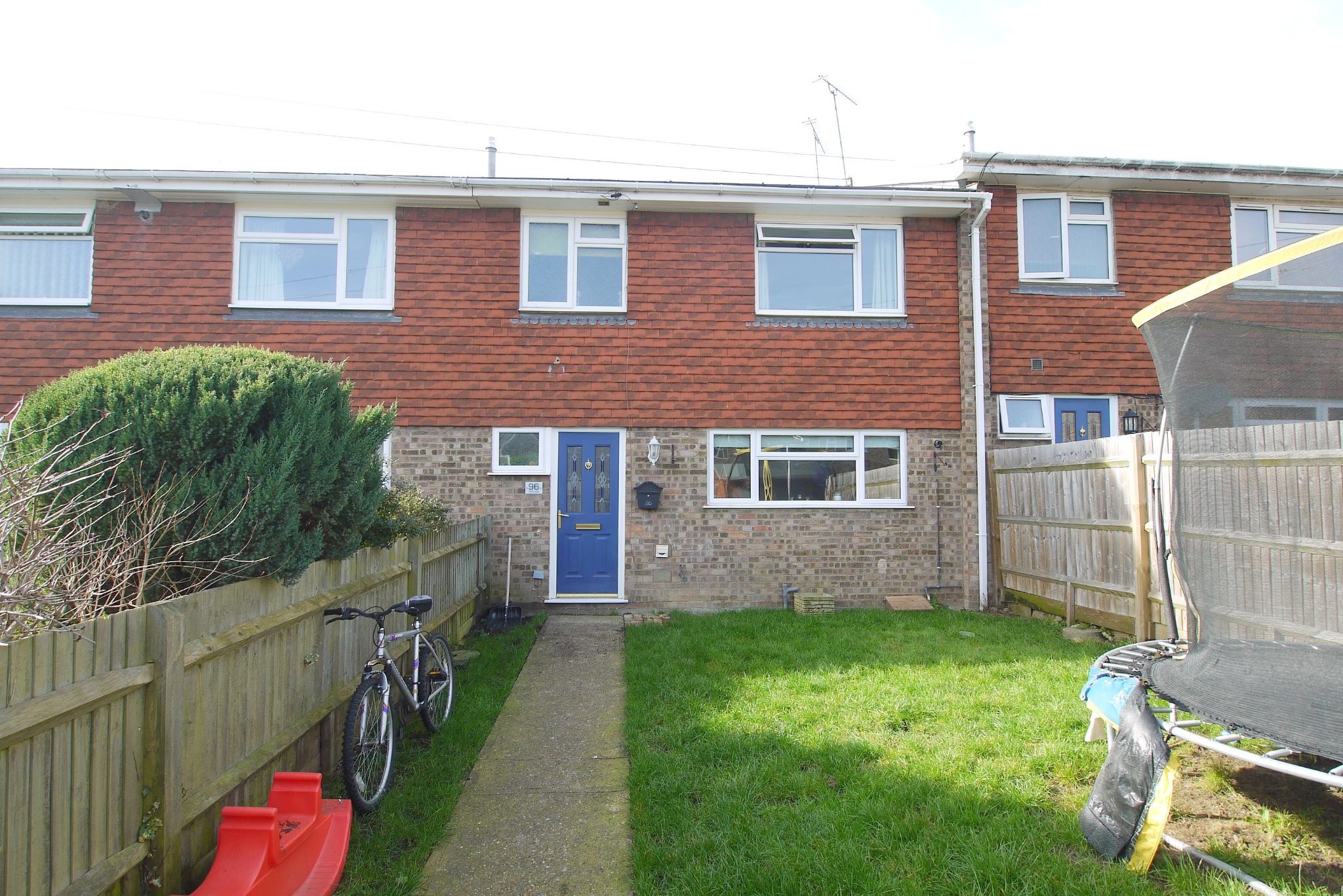 3 bedroom mid terraced house Sold in Sevenoaks - Photograph 1