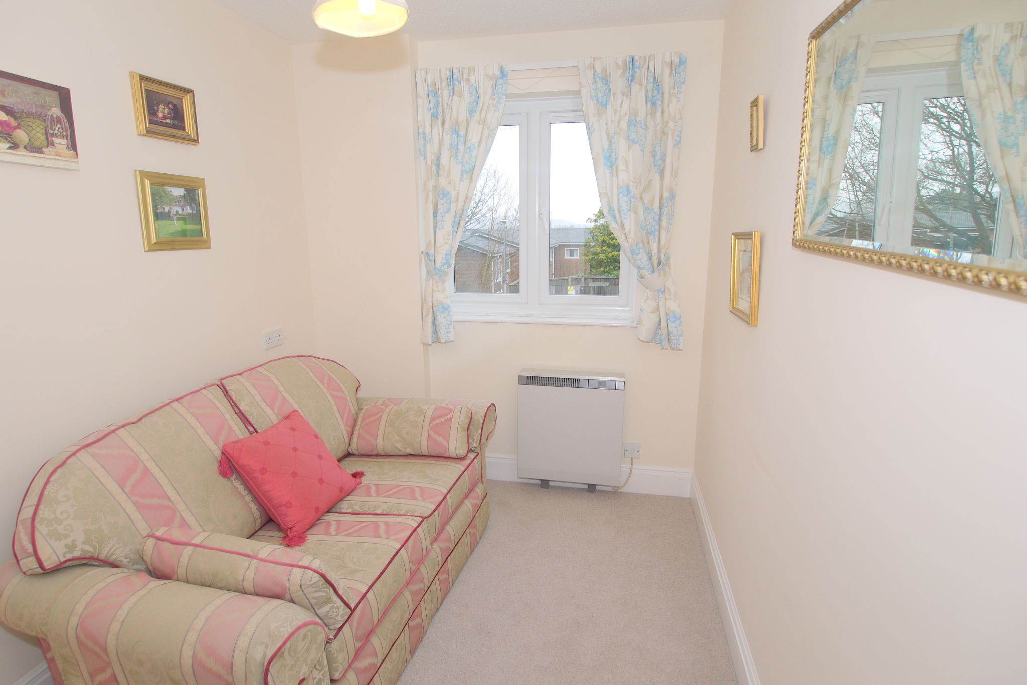 2 bedroom apartment Sold in Sevenoaks - Photograph 4