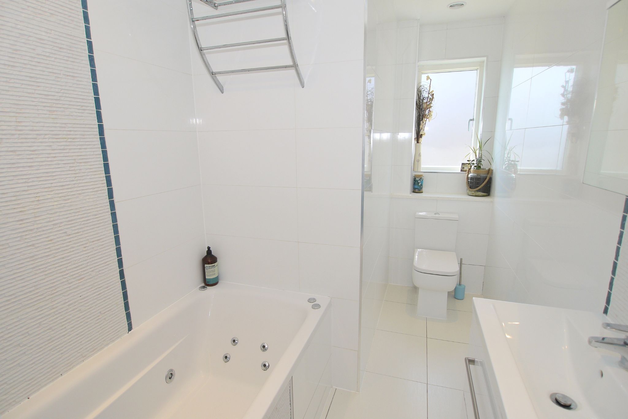 4 bedroom detached bungalow Sold in Sevenoaks - Photograph 8