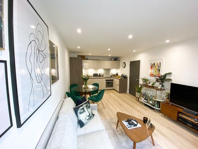 2 bedroom apartment Sold in Sevenoaks - Photograph 3