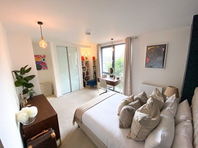 2 bedroom apartment Sold in Sevenoaks - Photograph 6