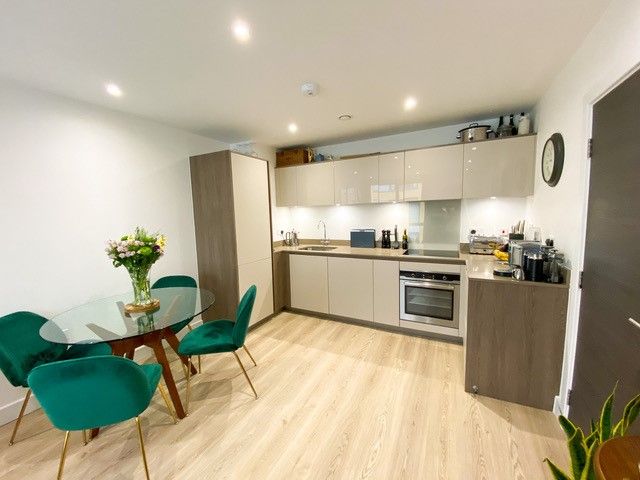 2 bedroom apartment Sold in Sevenoaks - Photograph 4