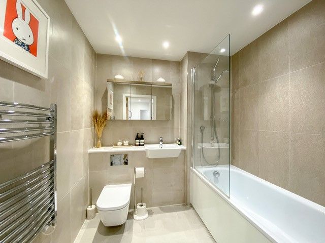 2 bedroom apartment Sold in Sevenoaks - Photograph 8