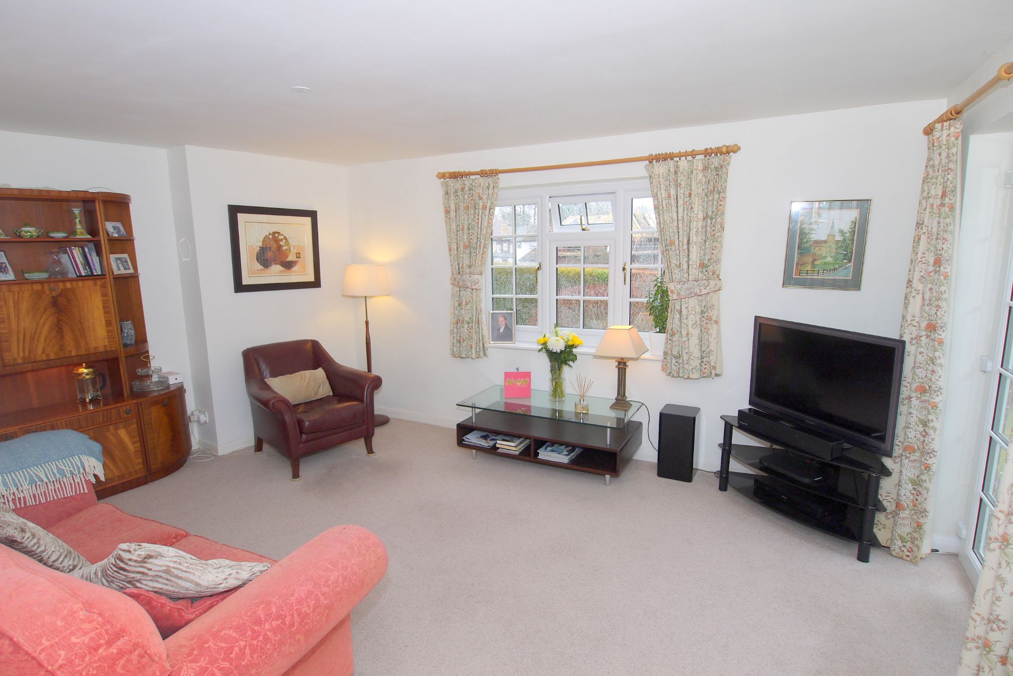 4 bedroom detached house Sold in Sevenoaks - Photograph 4