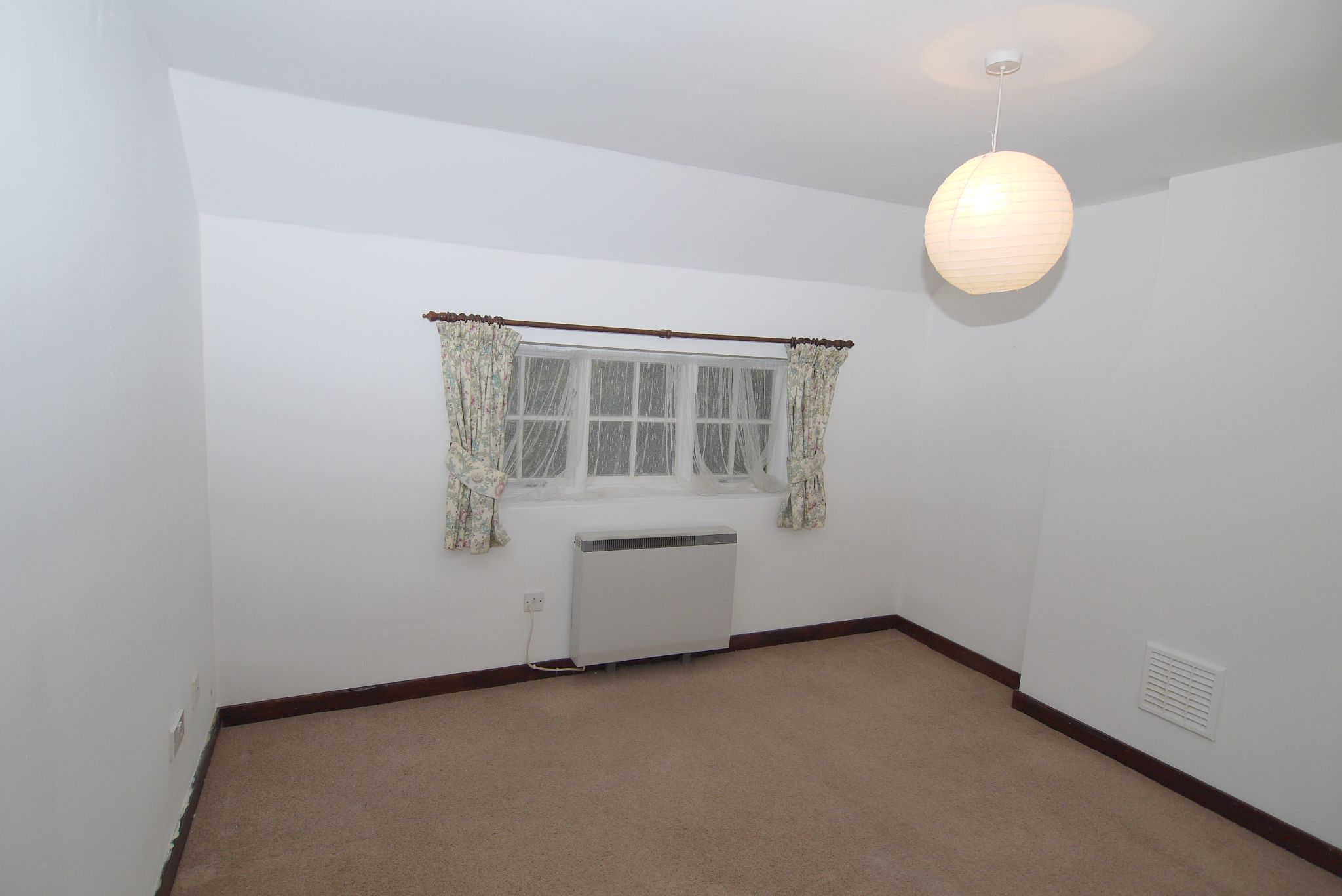 4 bedroom semi-detached bungalow Sold in Sevenoaks - Photograph 4