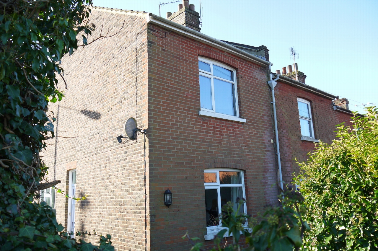 3 bedroom end terraced house Sold in Sevenoaks - Photograph 1