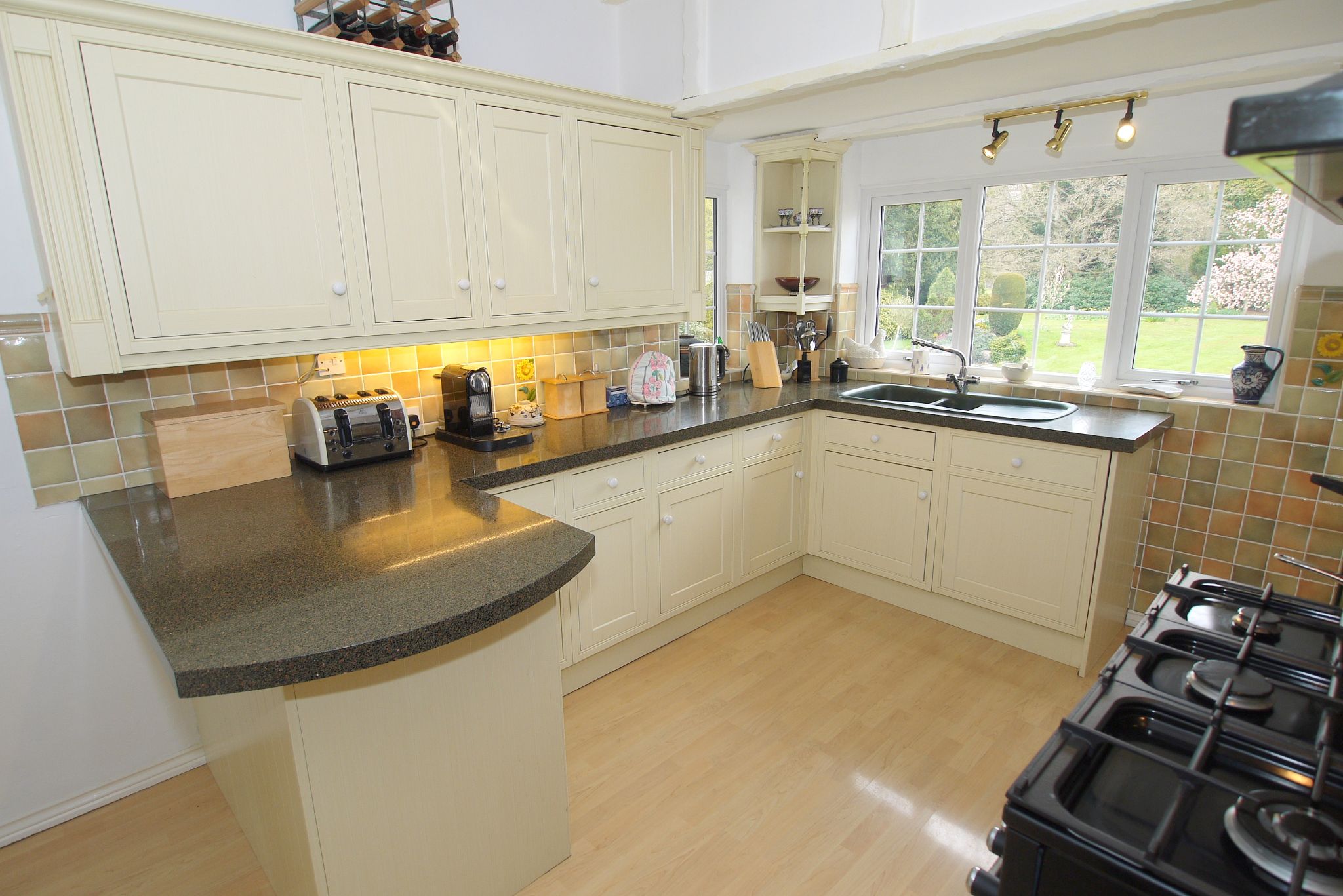 4 bedroom detached house Sold in Sevenoaks - Photograph 3
