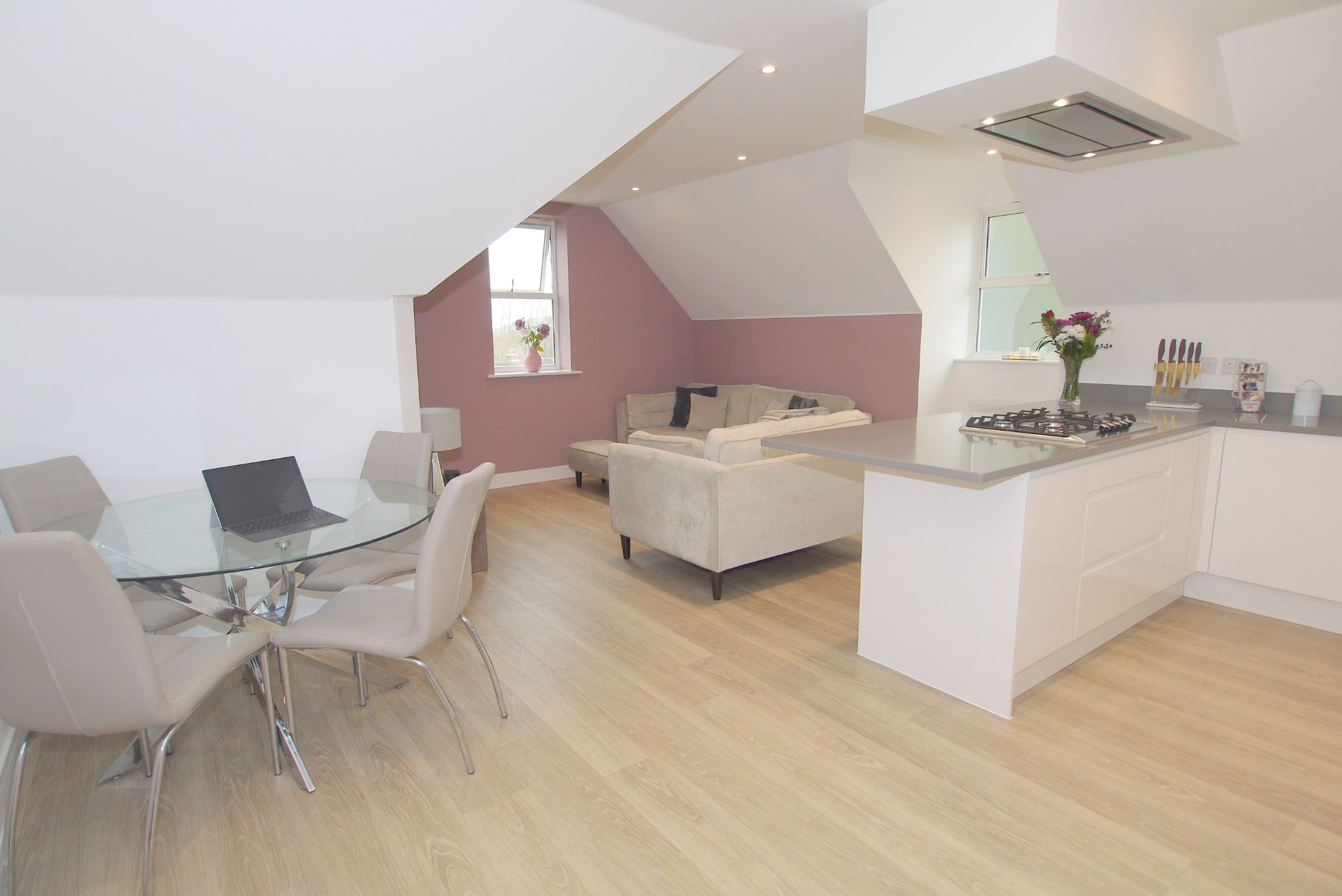 2 bedroom apartment Sold in Sevenoaks - Photograph 2