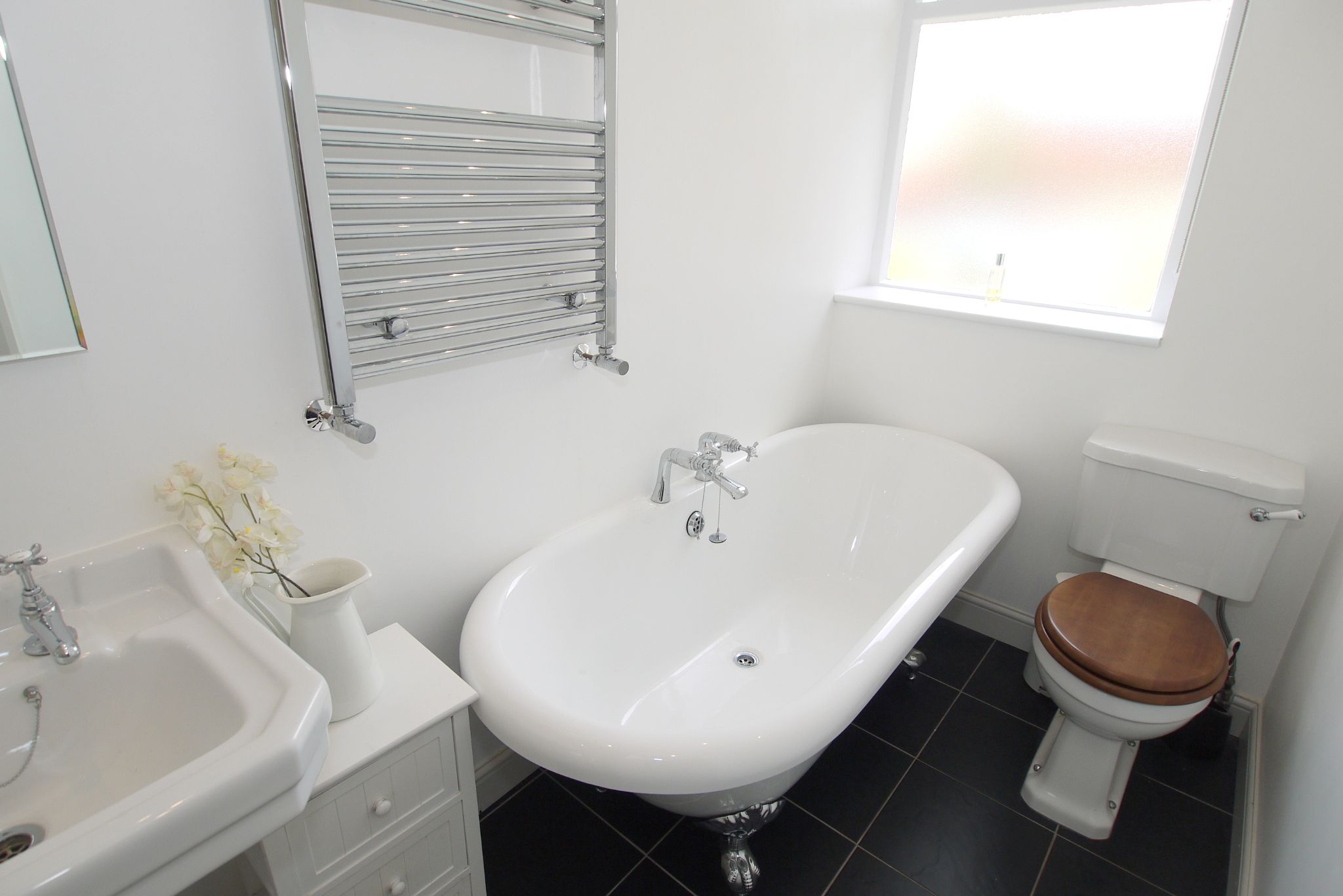 2 bedroom mid terraced house Sold in Sevenoaks - Photograph 7