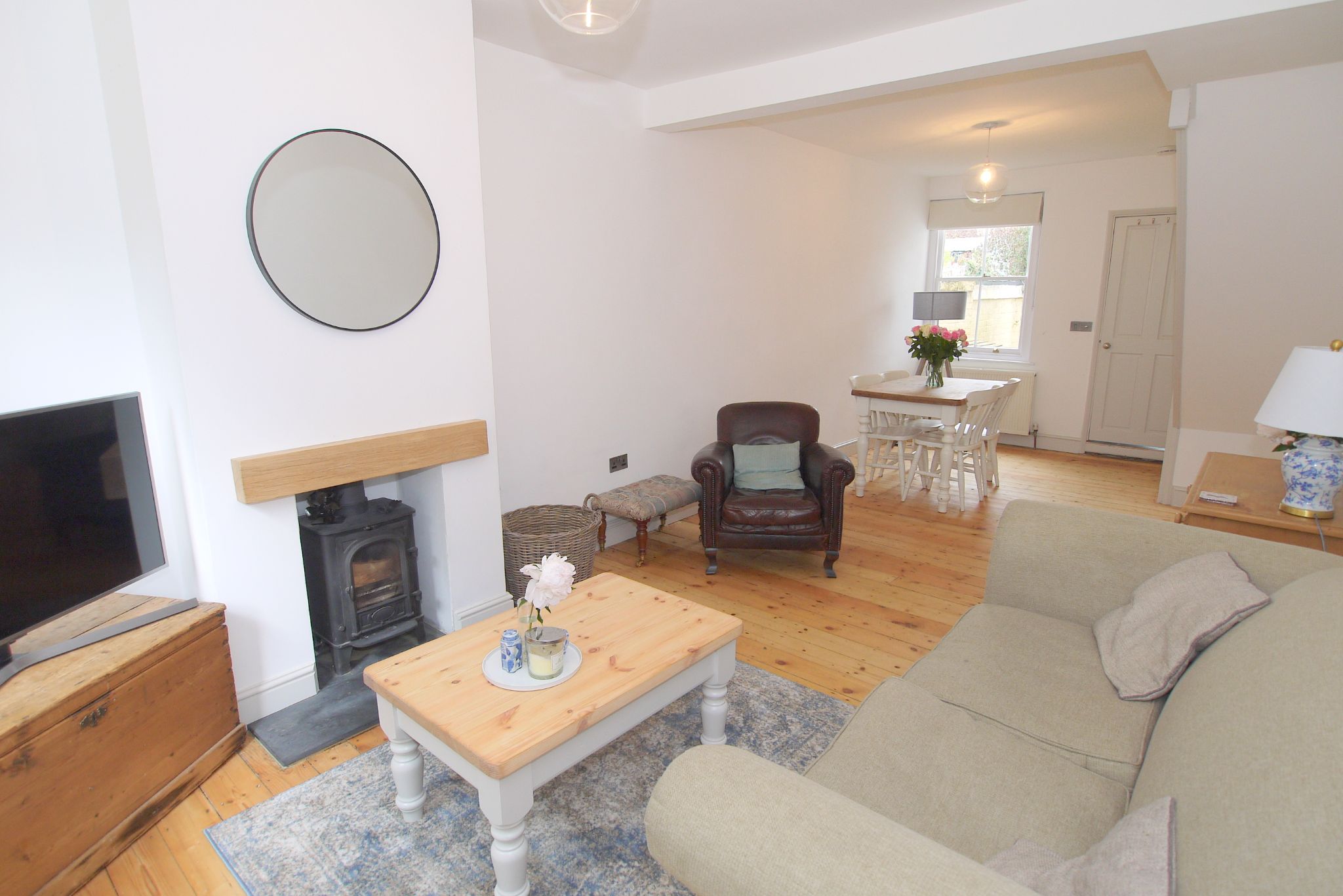 2 bedroom mid terraced house Sold in Sevenoaks - Photograph 3
