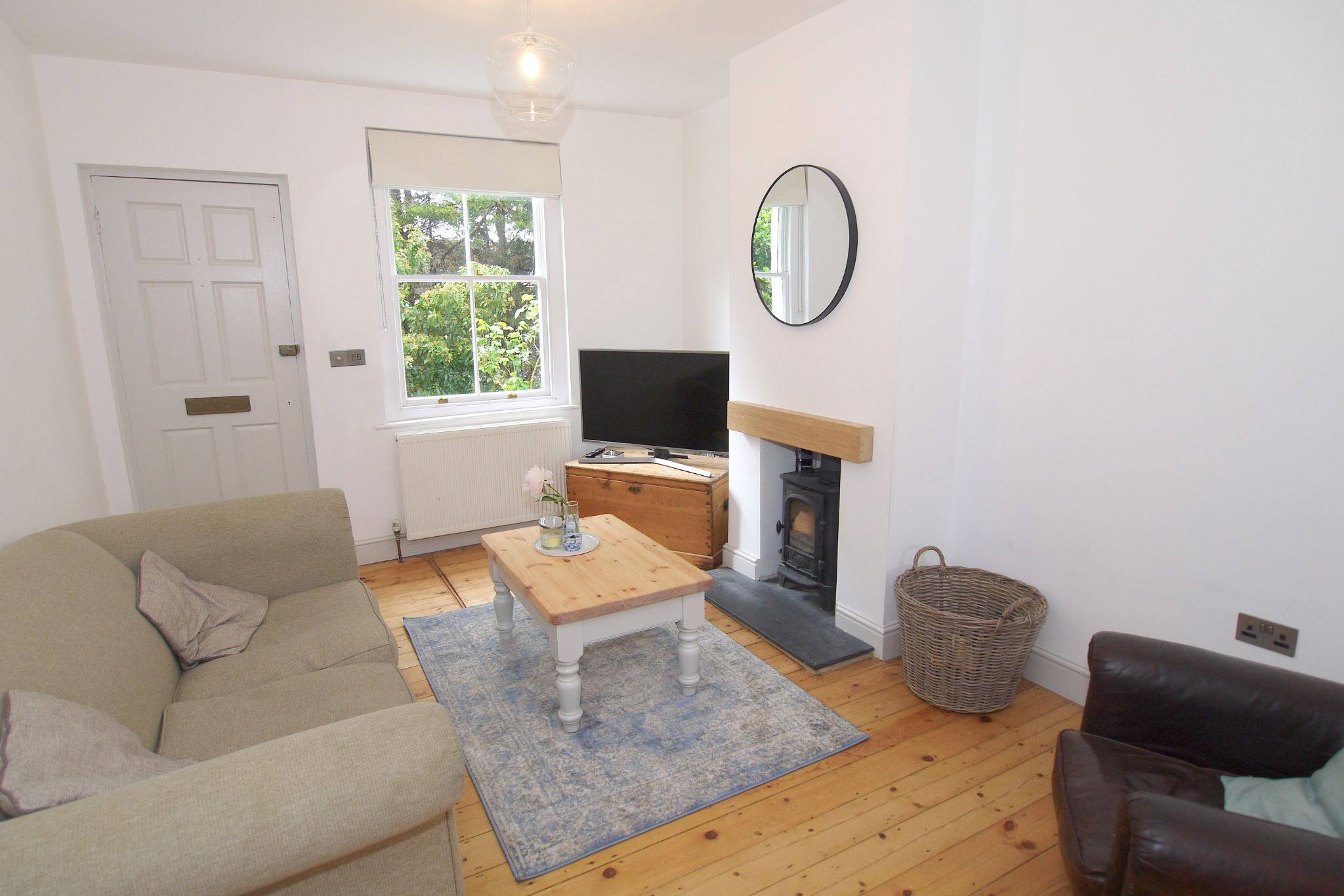 2 bedroom mid terraced house Sold in Sevenoaks - Photograph 2