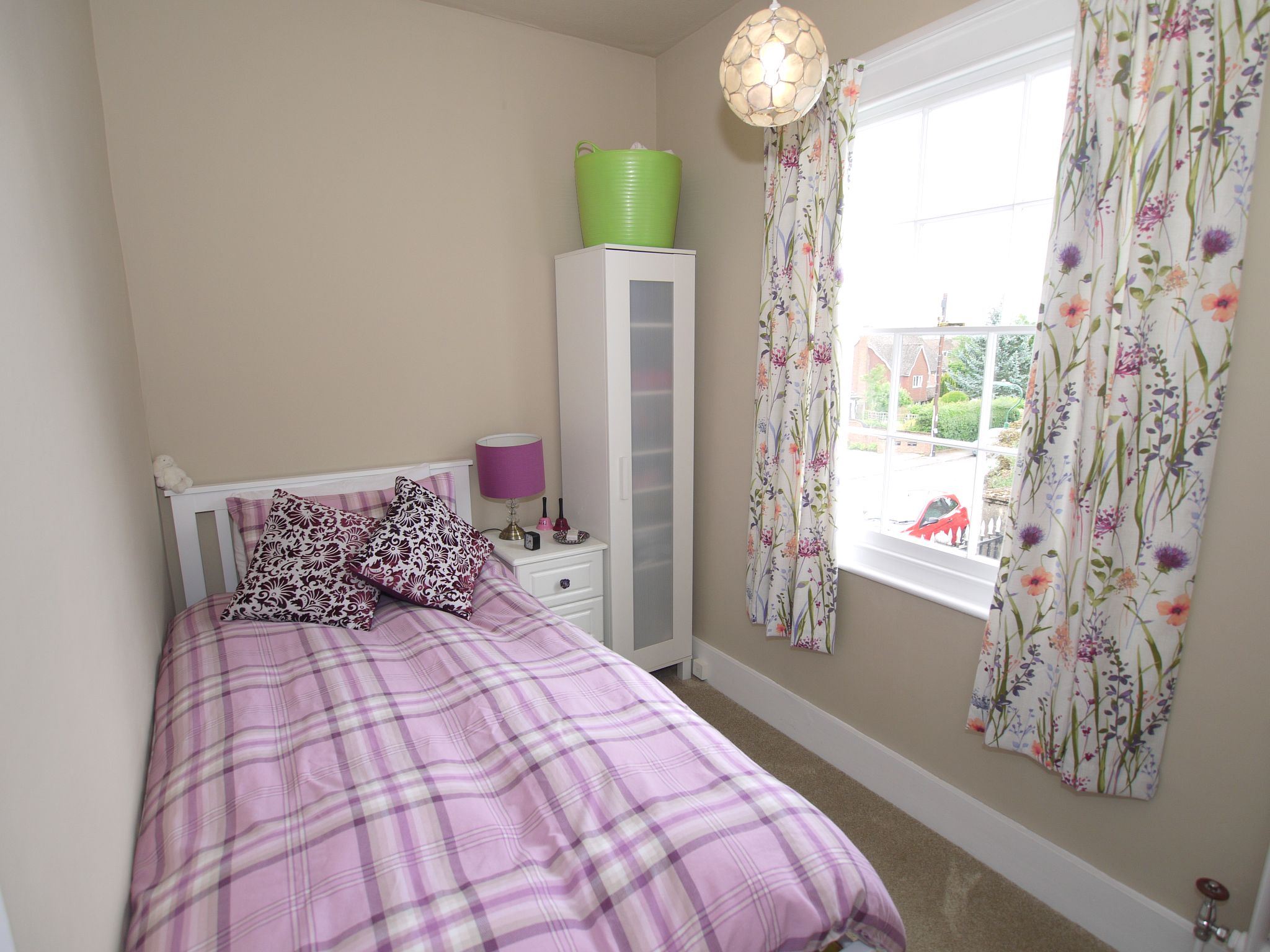 4 bedroom detached house Sold in Sevenoaks - Photograph 5