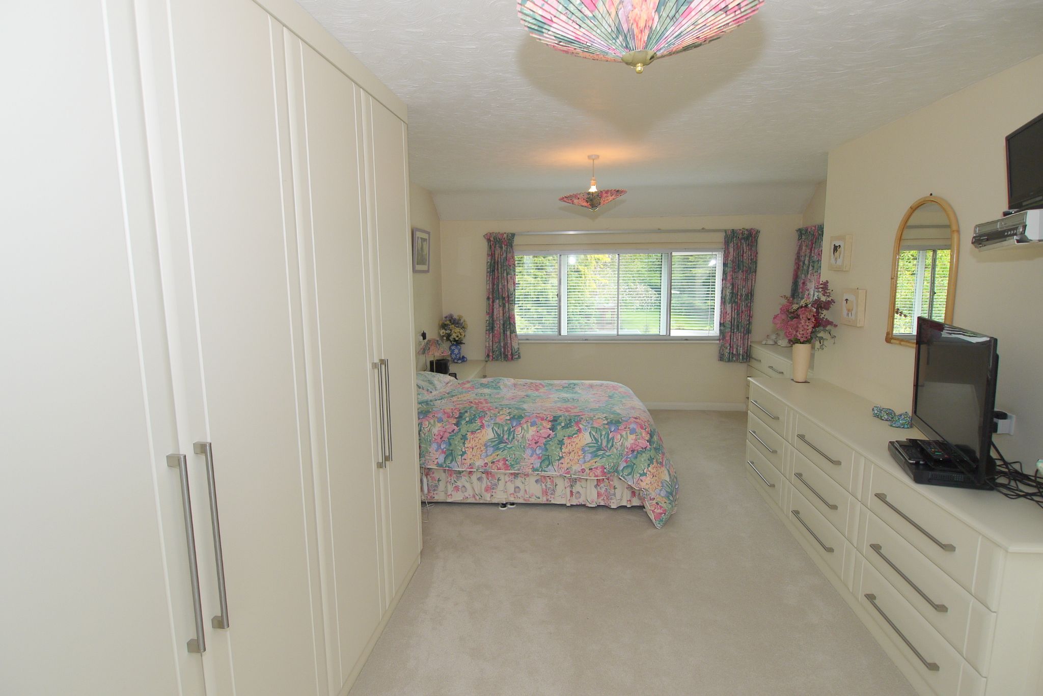 5 bedroom detached house Sold in Sevenoaks - Photograph 4