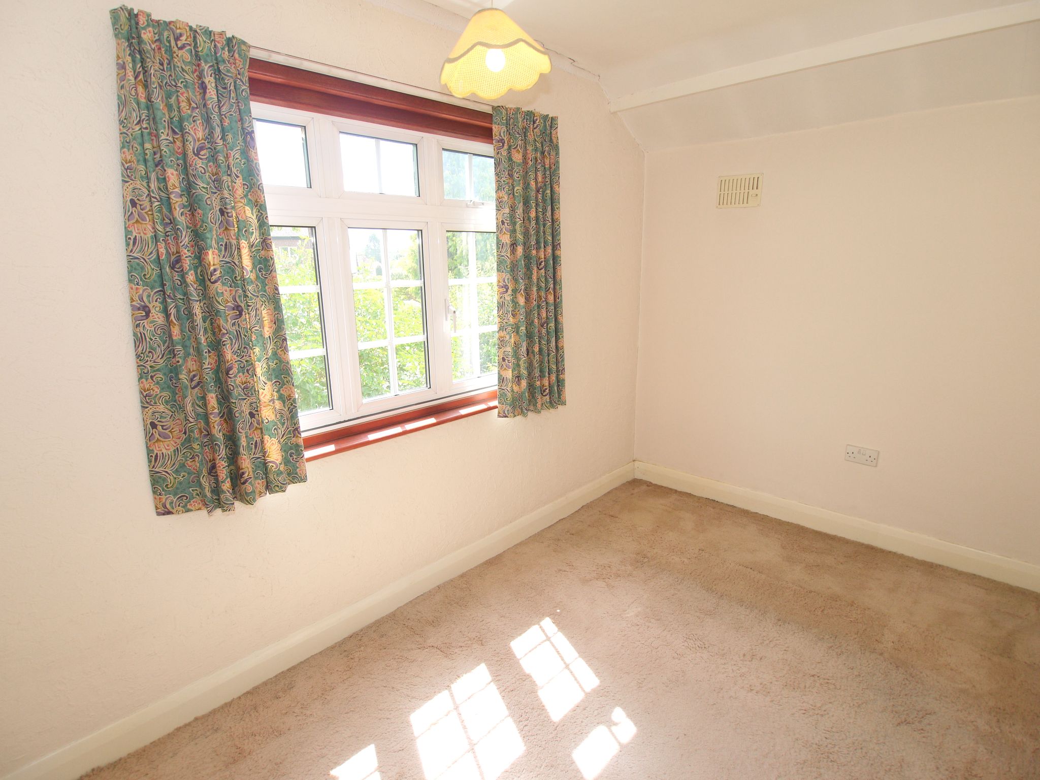 3 bedroom detached house Sold in Sevenoaks - Photograph 10