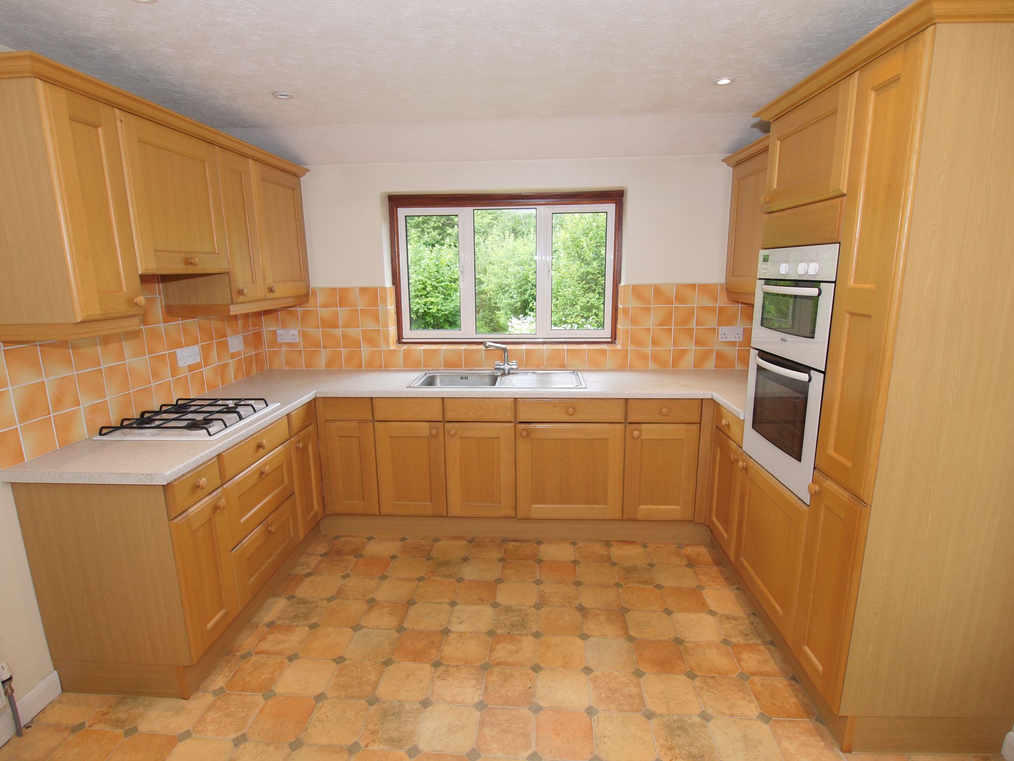 3 bedroom detached house Sold in Sevenoaks - Photograph 6