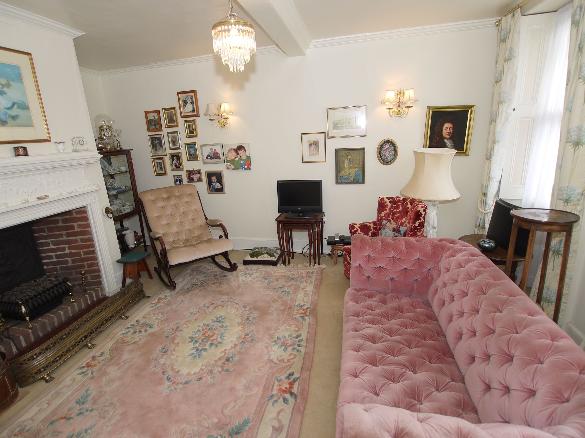 3 bedroom detached house Sold in Sevenoaks - Photograph 2