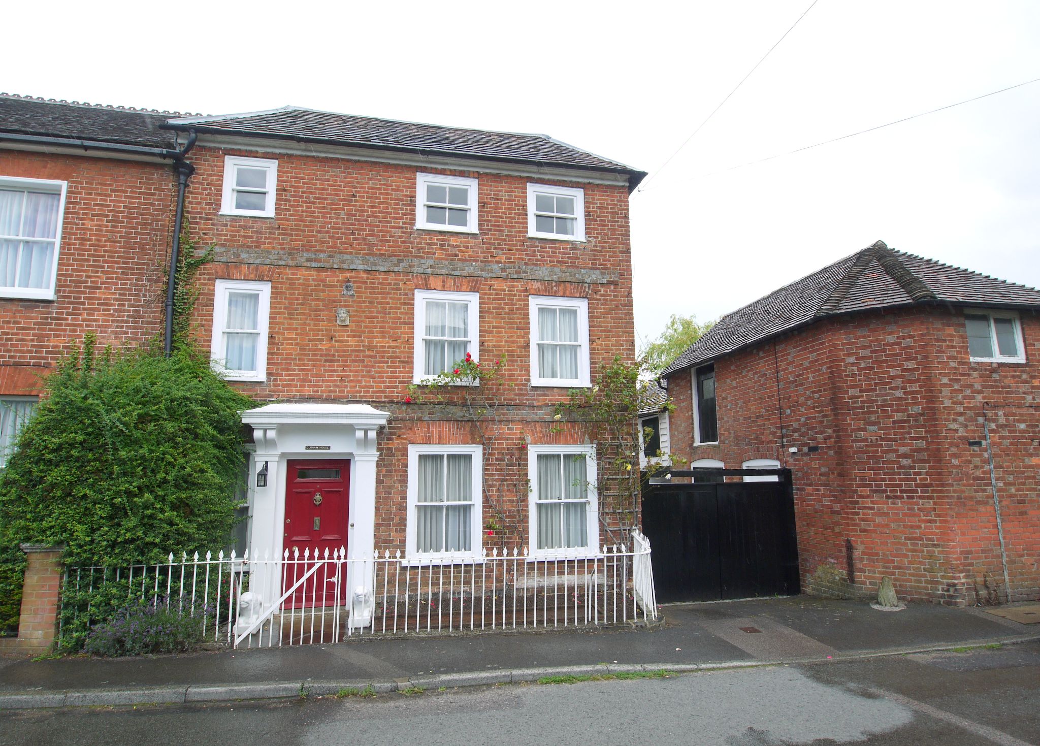 3 bedroom detached house Sold in Sevenoaks - Photograph 1