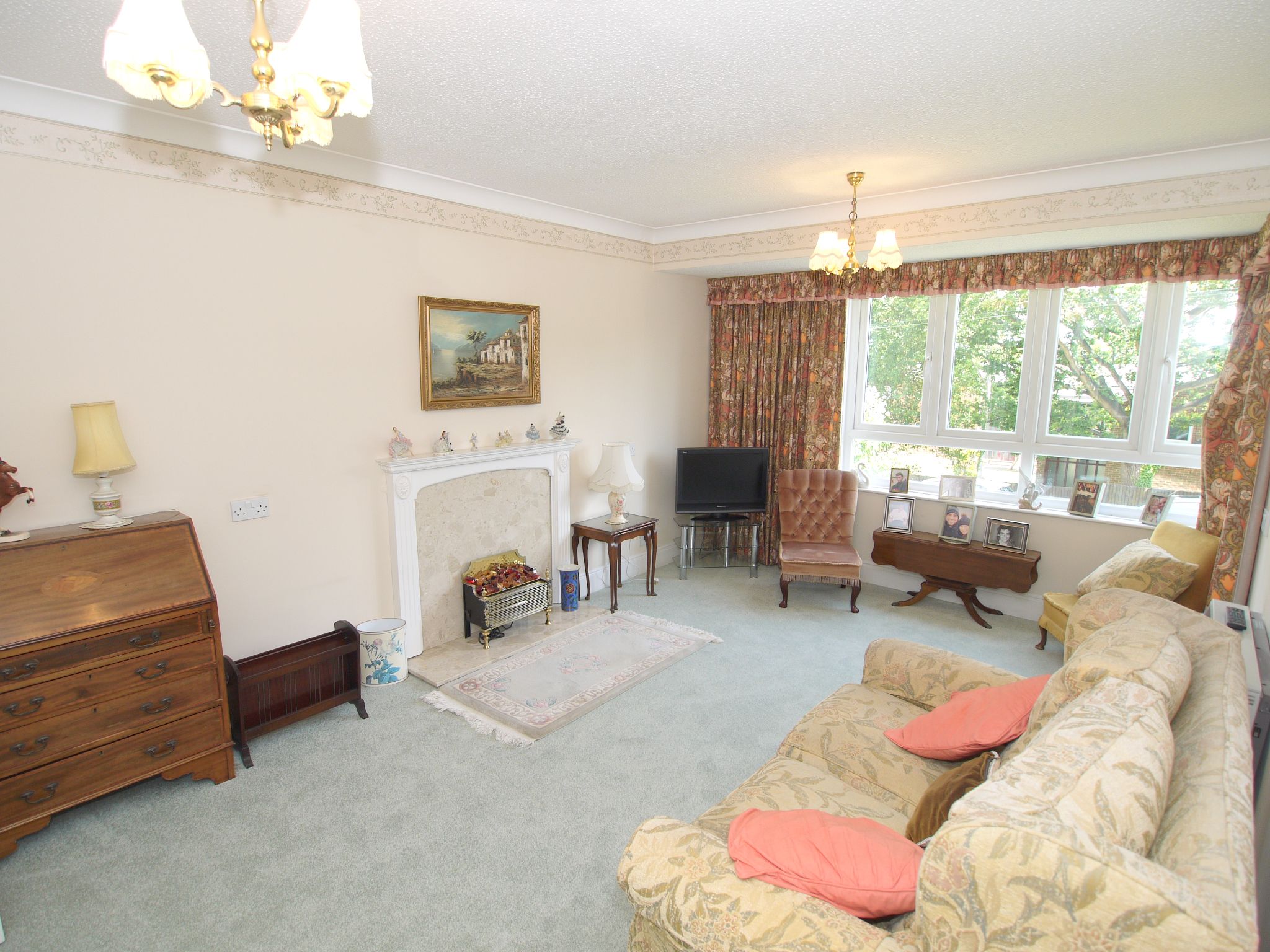 2 bedroom apartment Sold in Sevenoaks - Photograph 2